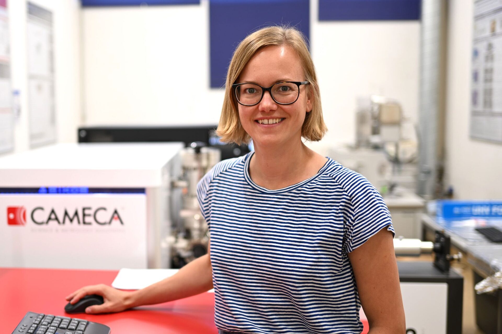 Donna Scienziata Leader: protagonista della trasformazione culturale nei centri di ricerca, unisce rigore scientifico e capacità di guida, promuovendo diversità, equità e innovazione responsabile