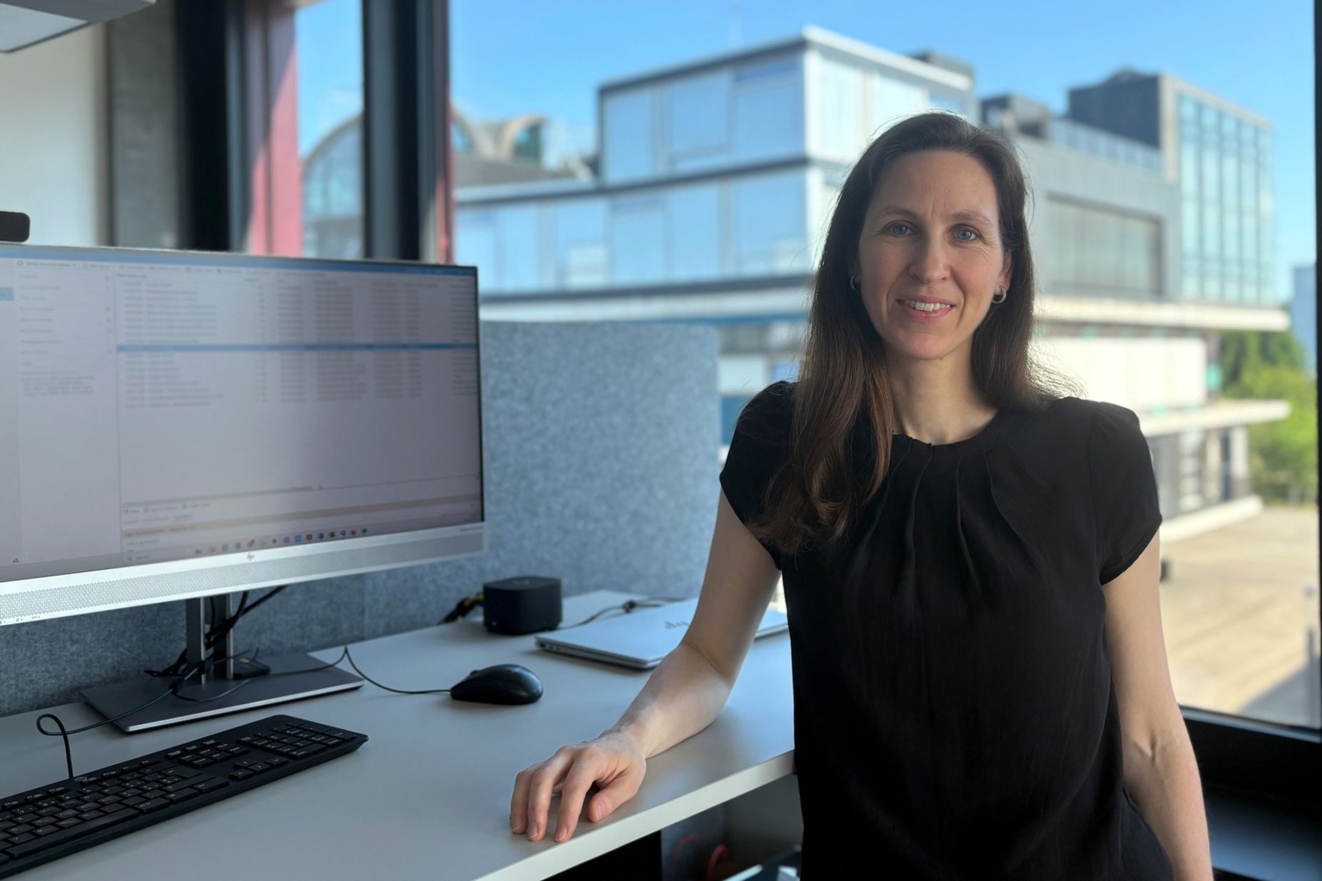 Donna Scienziata Leader: simbolo di competenza e visione nei laboratori svizzeri, esempio di come talento, mentoring e collaborazione costruiscano il futuro della scienza e della tecnologia