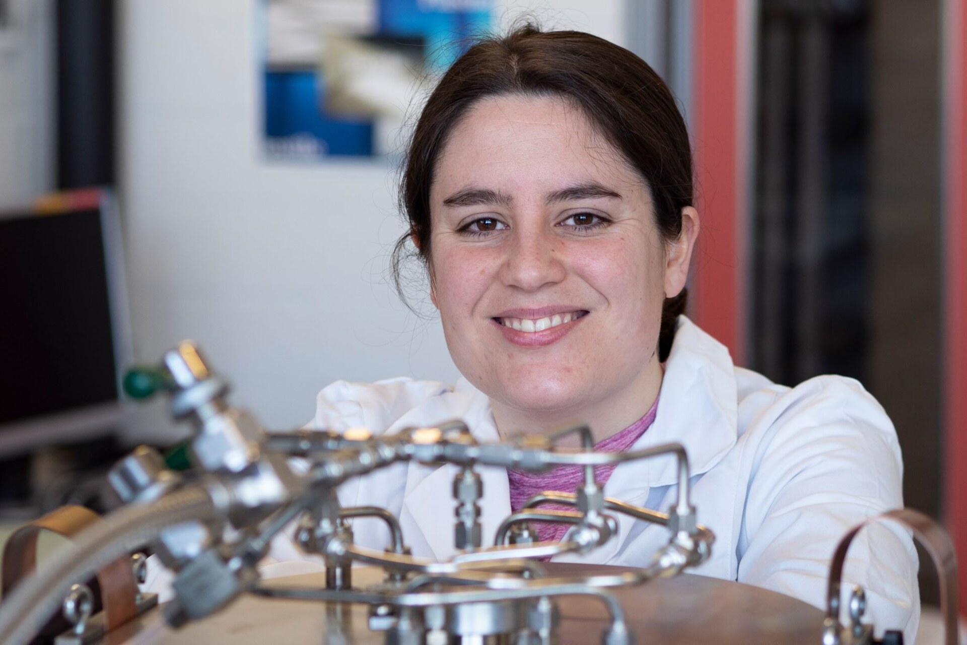 Donna Scienziata Leader: simbolo di competenza e visione nei laboratori svizzeri, esempio di come talento, mentoring e collaborazione costruiscano il futuro della scienza e della tecnologia