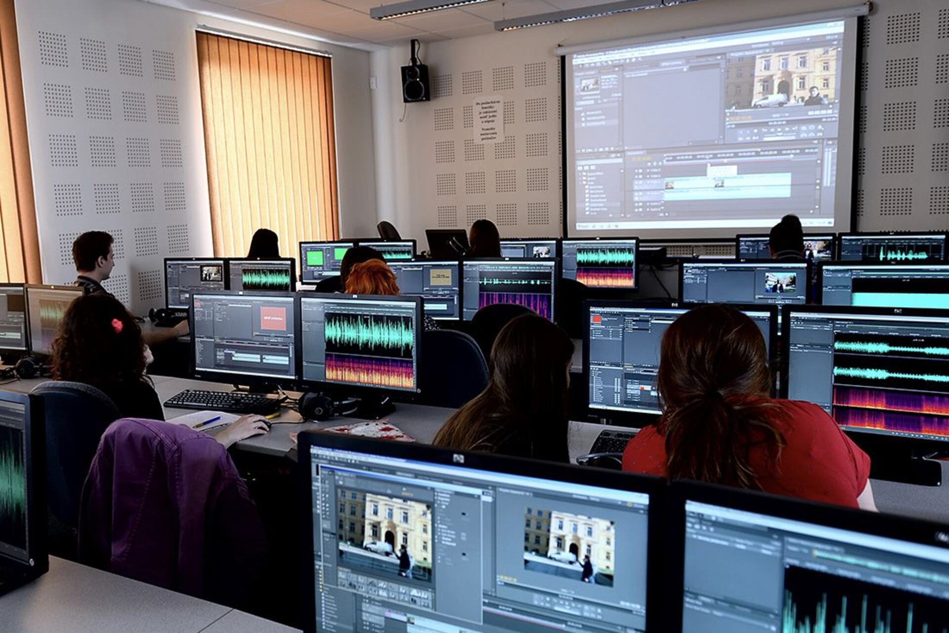Classe ibrida del futuro: ambiente di apprendimento innovativo che unisce studenti in presenza e online, con tecnologie digitali, schermi interattivi e spazi collaborativi connessi a livello europeo