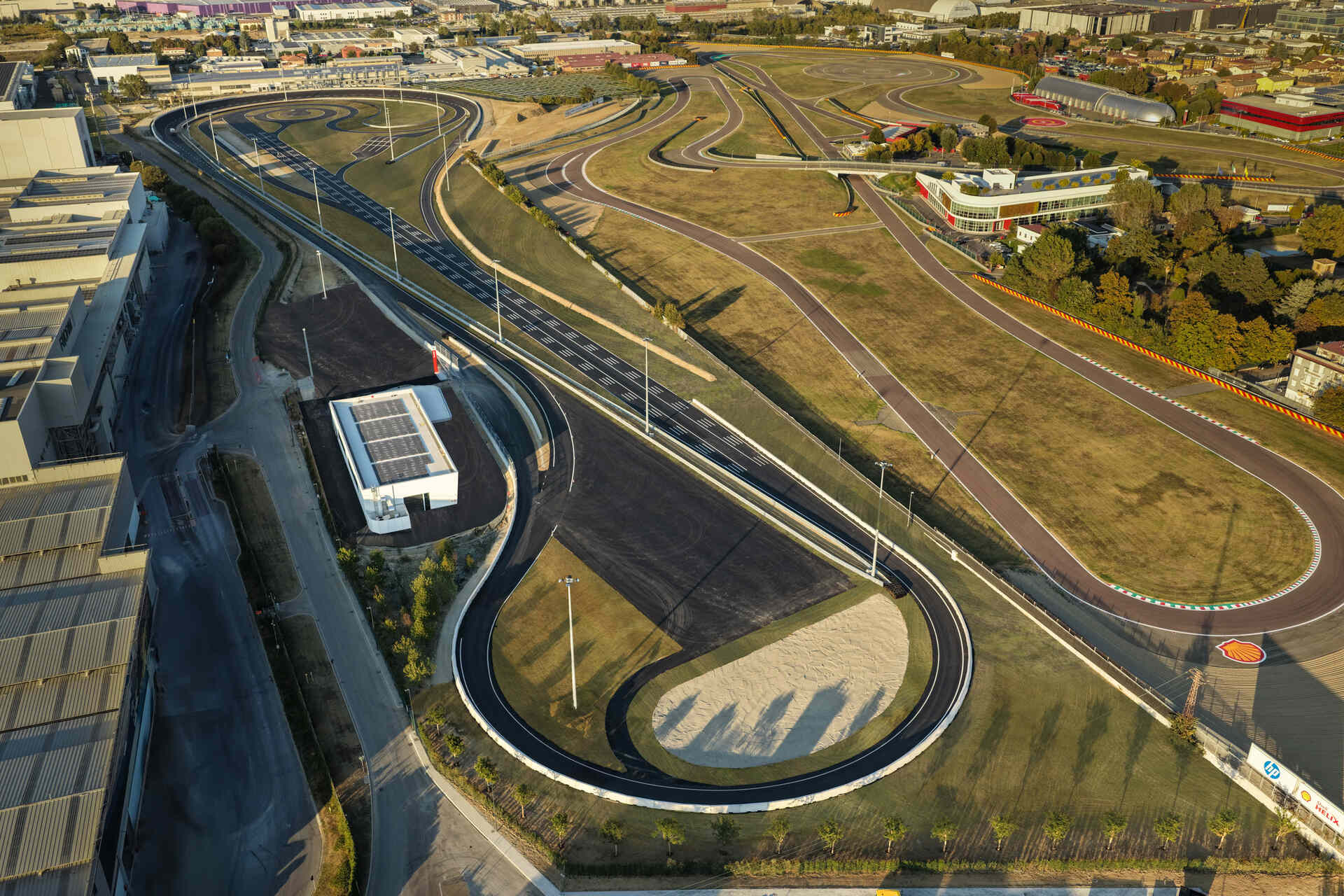 Ferrari e-Vortex: immagine aerea dell’intero circuito di 1.887 metri accanto alla pista di Fiorano, progettato per test funzionali e prove dinamiche delle vetture di nuova generazione