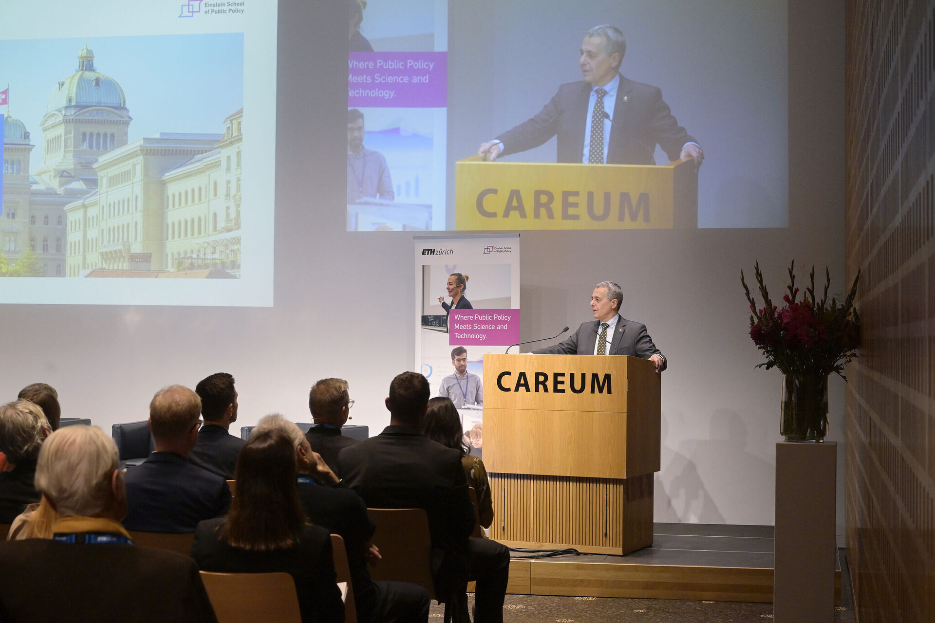 Ricordo di Albert Einstein: la memoria del grande scienziato diventa simbolo della connessione tra conoscenza e governance all’ETH Zurich, dove nasce una nuova visione di innovazione pubblica