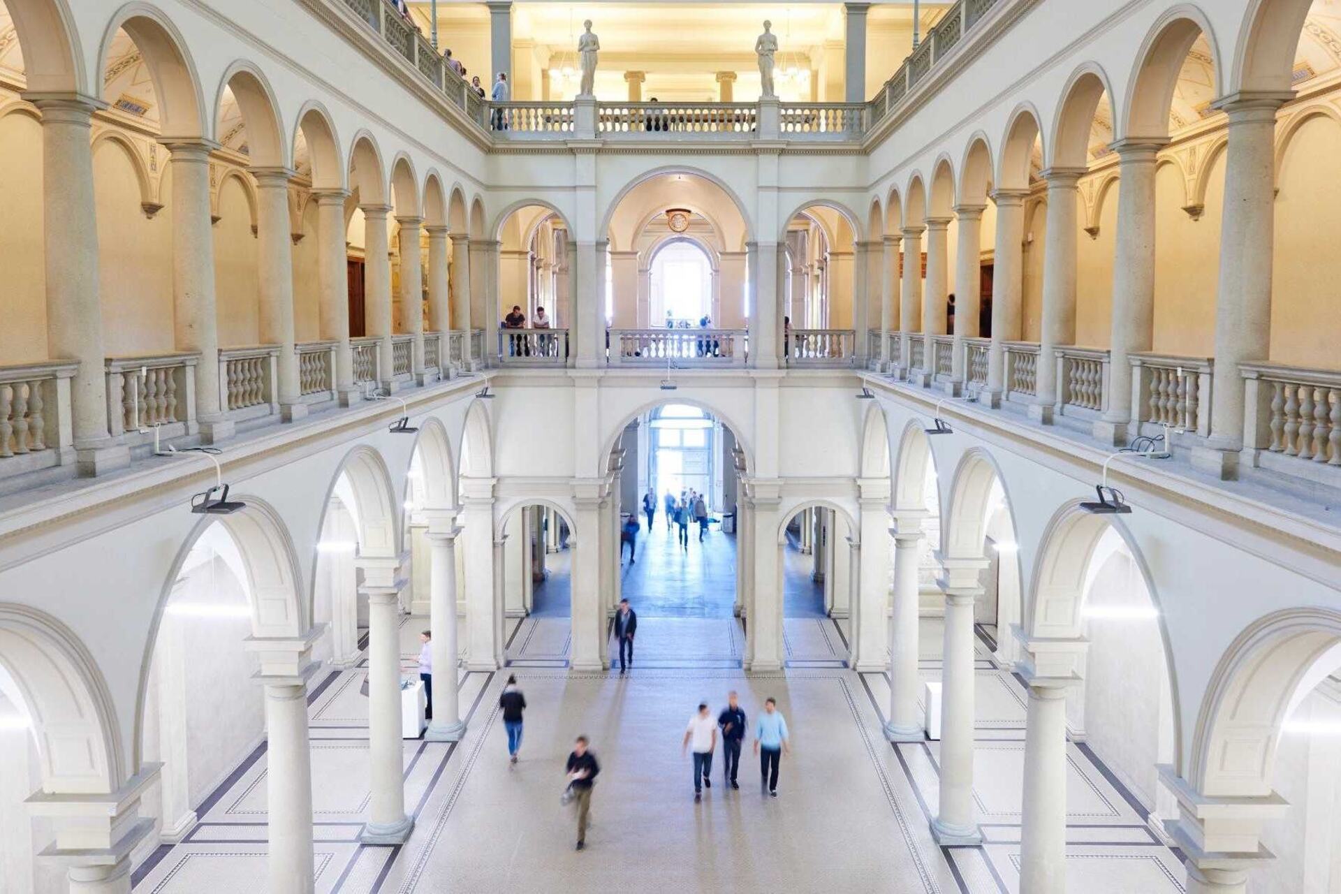 Ricordo di Albert Einstein: l’eredità scientifica e morale del celebre fisico rivive al Politecnico di Zurigo, dove la nuova scuola di public policy unisce ricerca, innovazione e responsabilità sociale