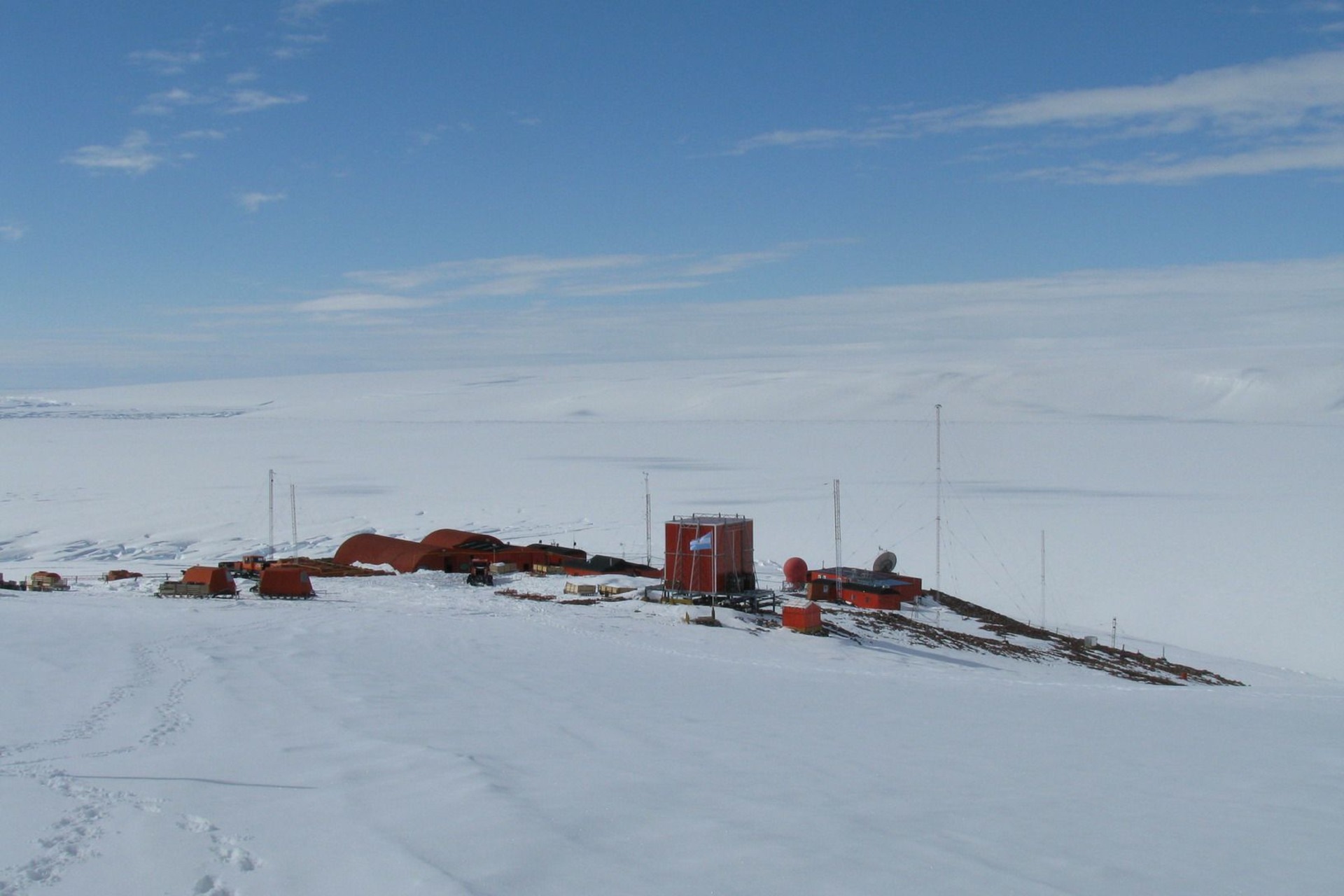 Argentina al Polo Sud: dalla visione di Pujato alla nuova era tecnologica, la Base Belgrano II diventa laboratorio di scienza e sostenibilità