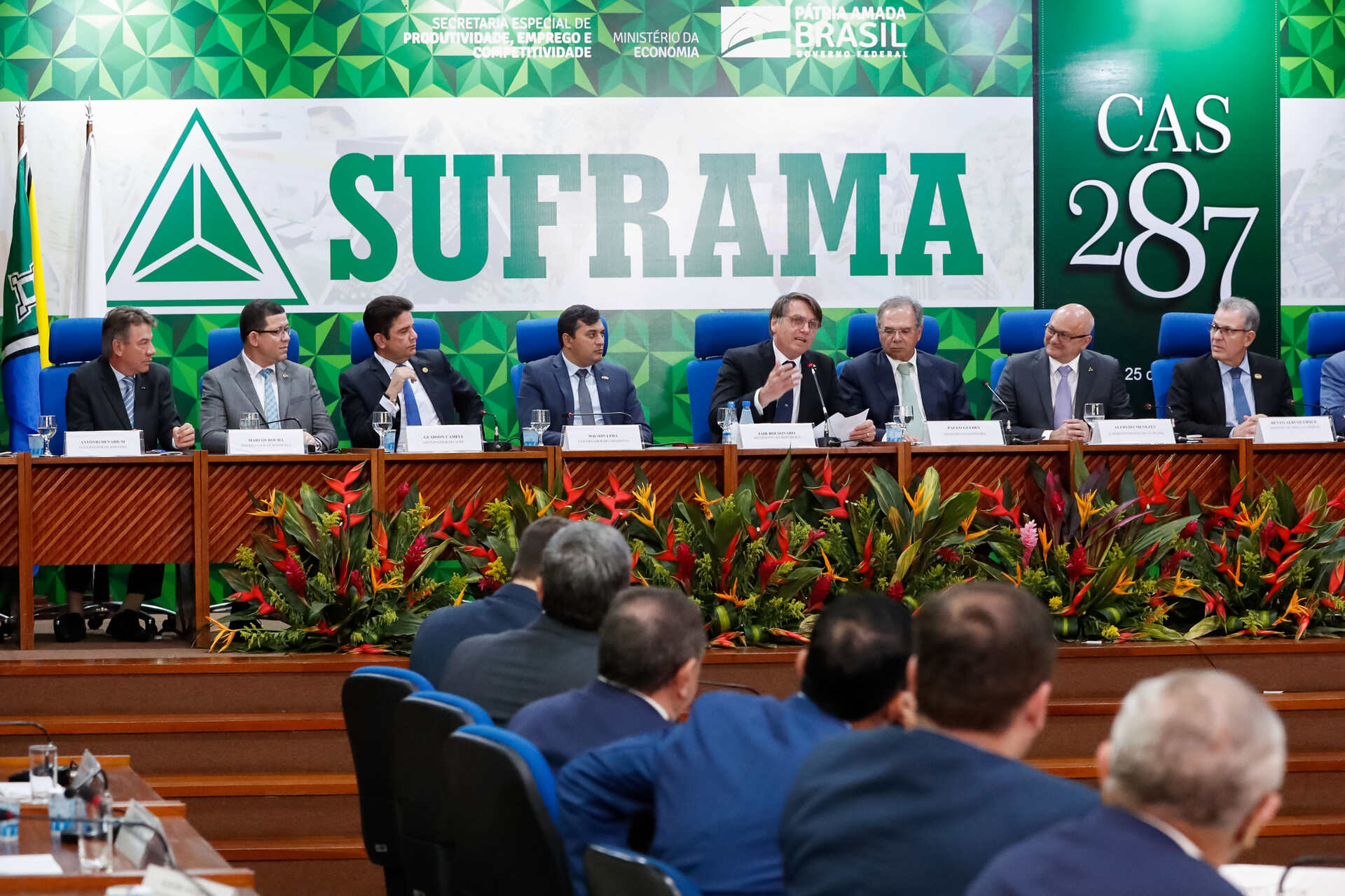 Evento istituzionale a Manaus con rappresentanti del governo e dell’industria, emblema delle strategie brasiliane per la crescita economica sostenibile nella regione amazzonica