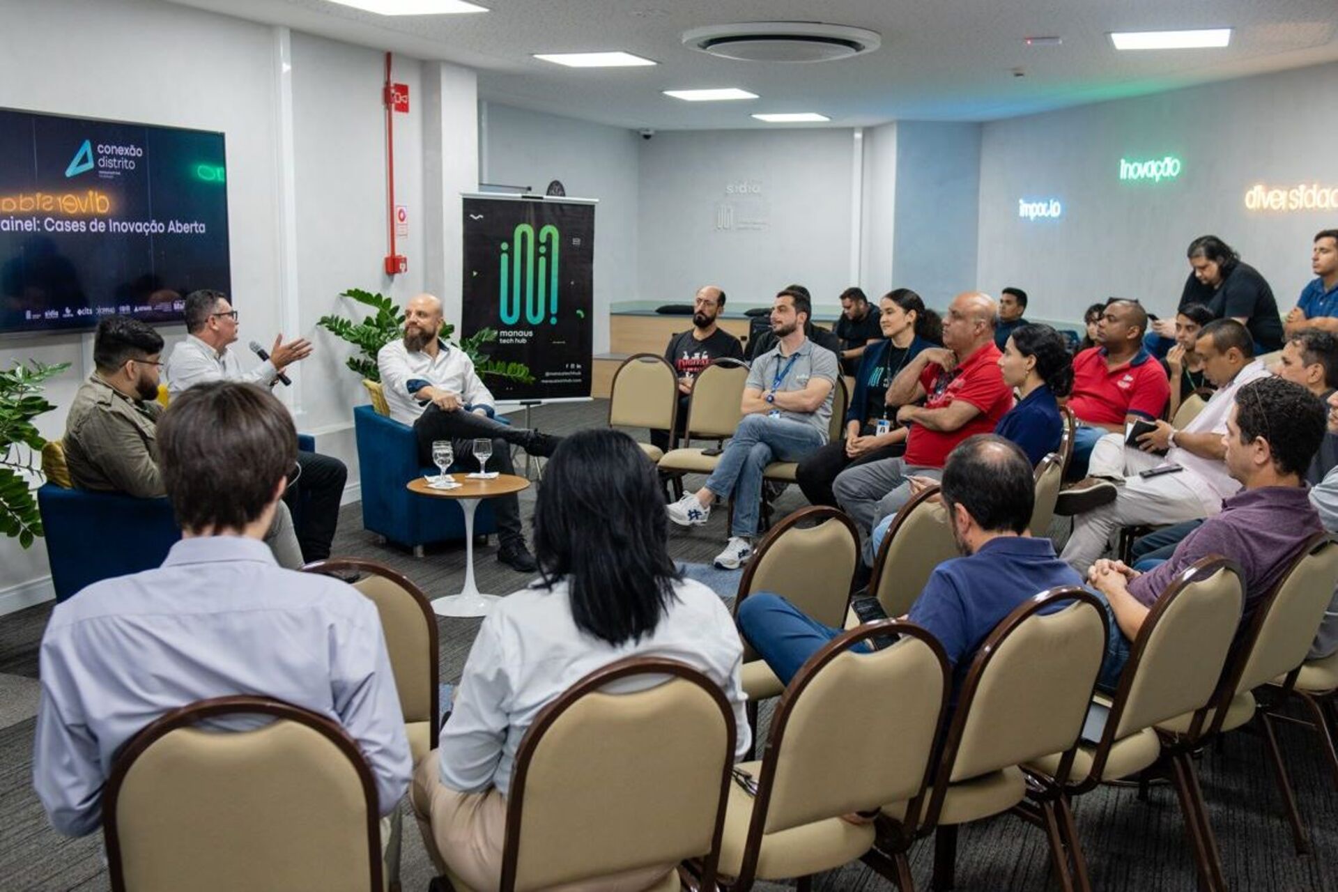 Evento istituzionale a Manaus con rappresentanti del governo e dell’industria, emblema delle strategie brasiliane per la crescita economica sostenibile nella regione amazzonica