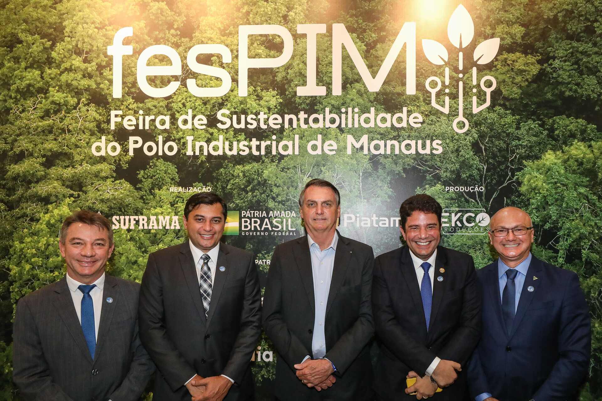 Evento istituzionale a Manaus con rappresentanti del governo e dell’industria, emblema delle strategie brasiliane per la crescita economica sostenibile nella regione amazzonica