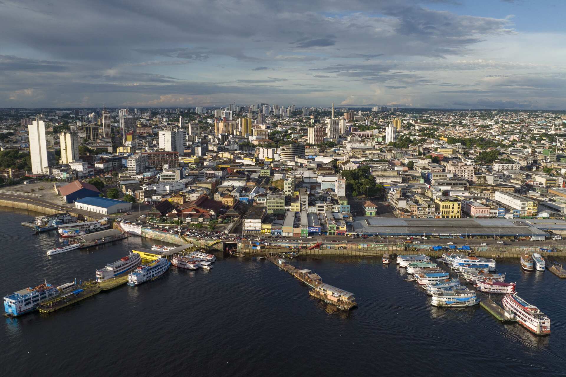 Veduta di Manaus, centro dell’Amazzonia brasiliana, simbolo della trasformazione da polo industriale a hub di innovazione e sostenibilità, tra foresta, tecnologia e sviluppo locale