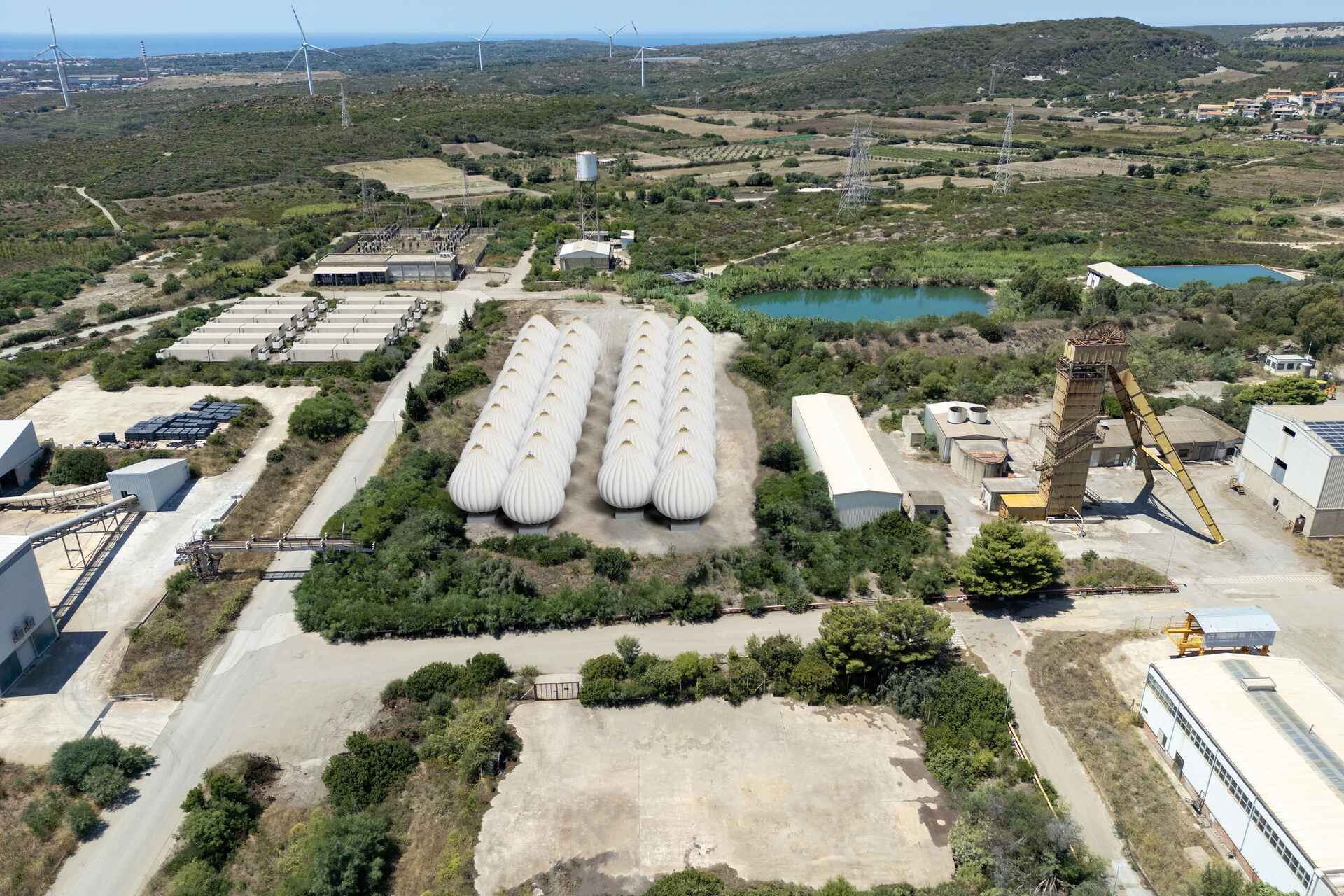 Miniera di Energia a Nuraxi Figus: l’ex miniera del Sulcis si reinventa come hub di sviluppo per sistemi ibridi di accumulo, un progetto pionieristico promosso da Energy Vault che coniuga memoria industriale e futuro sostenibile
