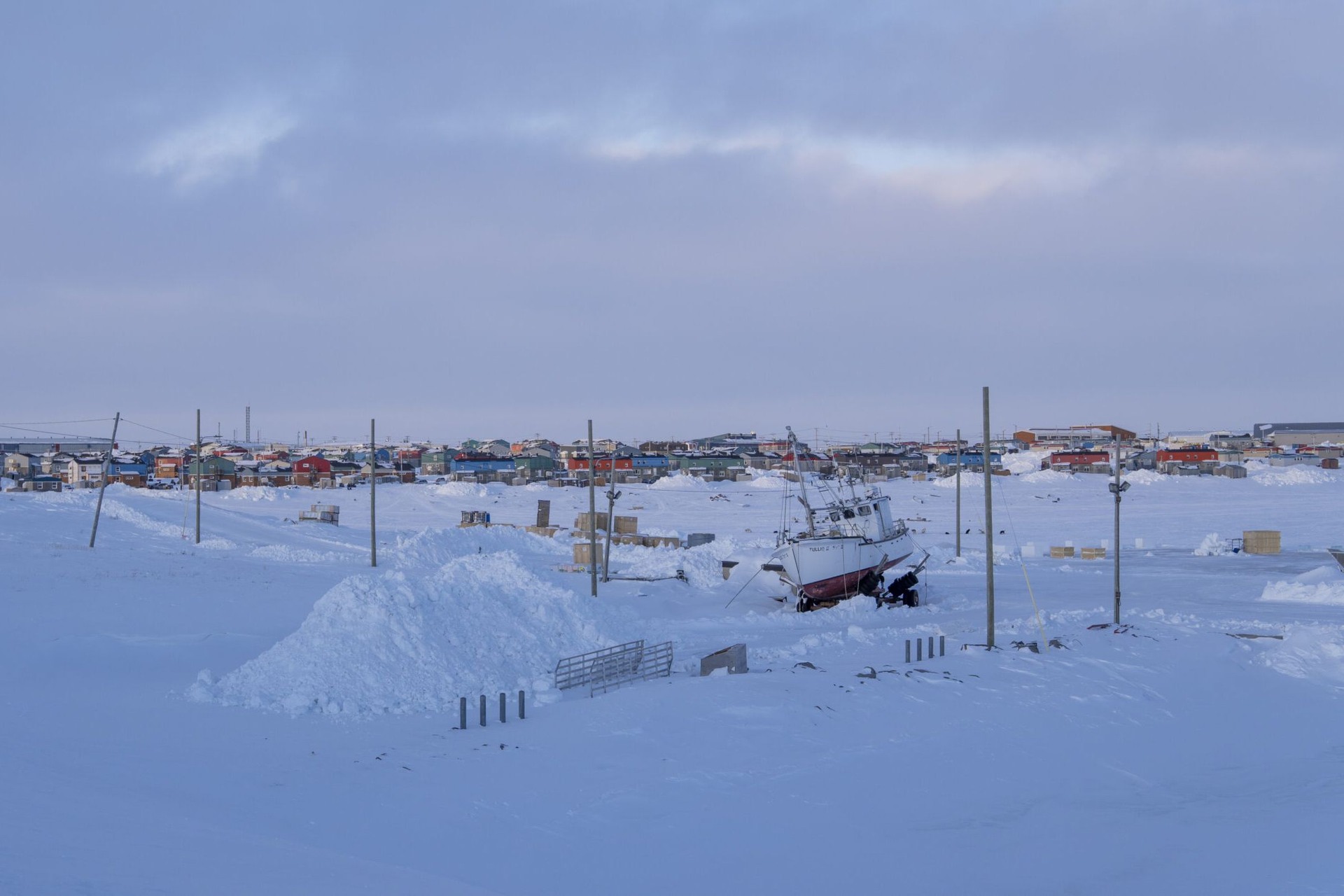 Québec del Nord: paesaggi innevati, villaggi inuit e progetti di energia rinnovabile raccontano un territorio che unisce tradizione, autonomia locale e innovazione per la transizione sostenibile