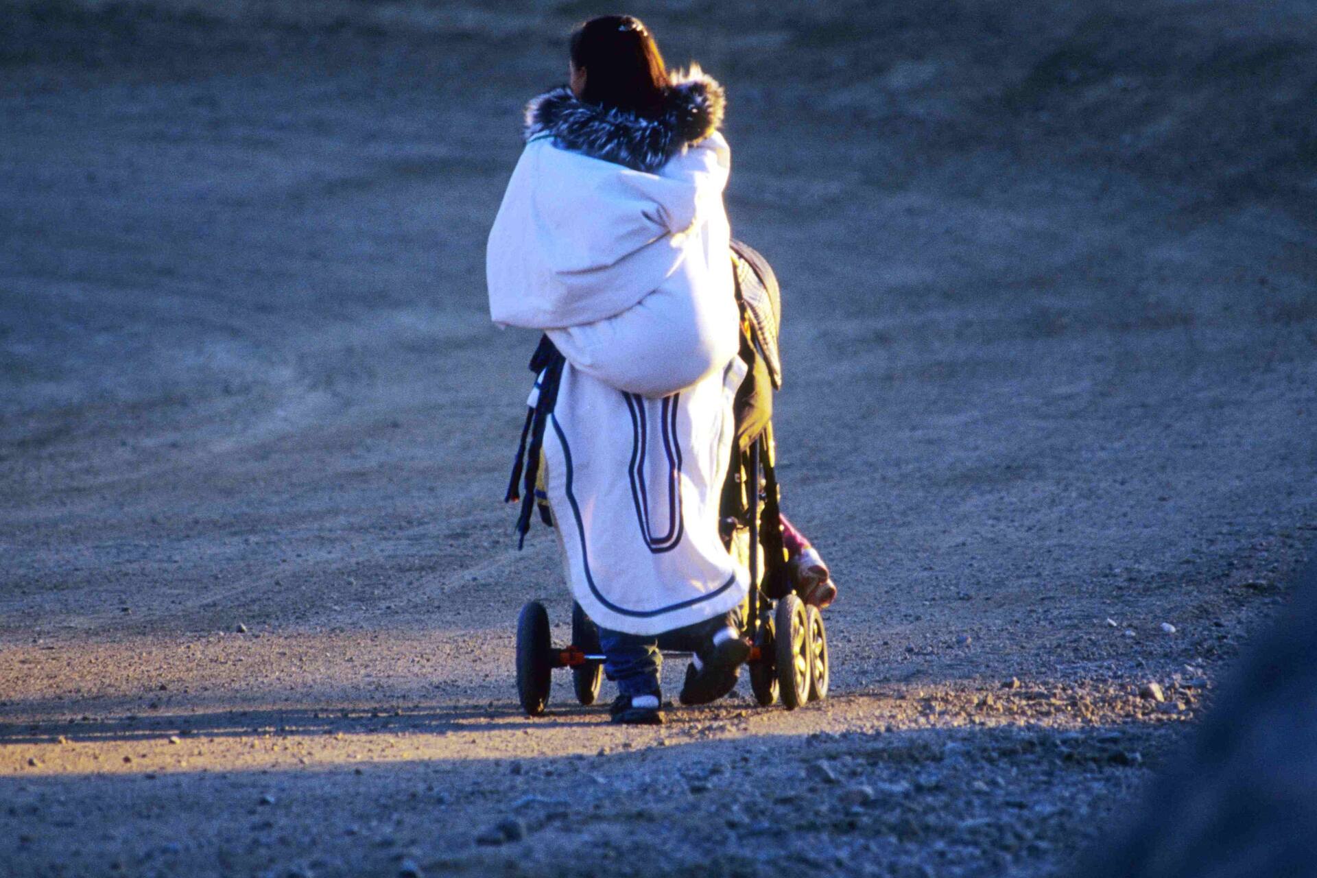 Québec del Nord: paesaggi innevati, villaggi inuit e progetti di energia rinnovabile raccontano un territorio che unisce tradizione, autonomia locale e innovazione per la transizione sostenibile