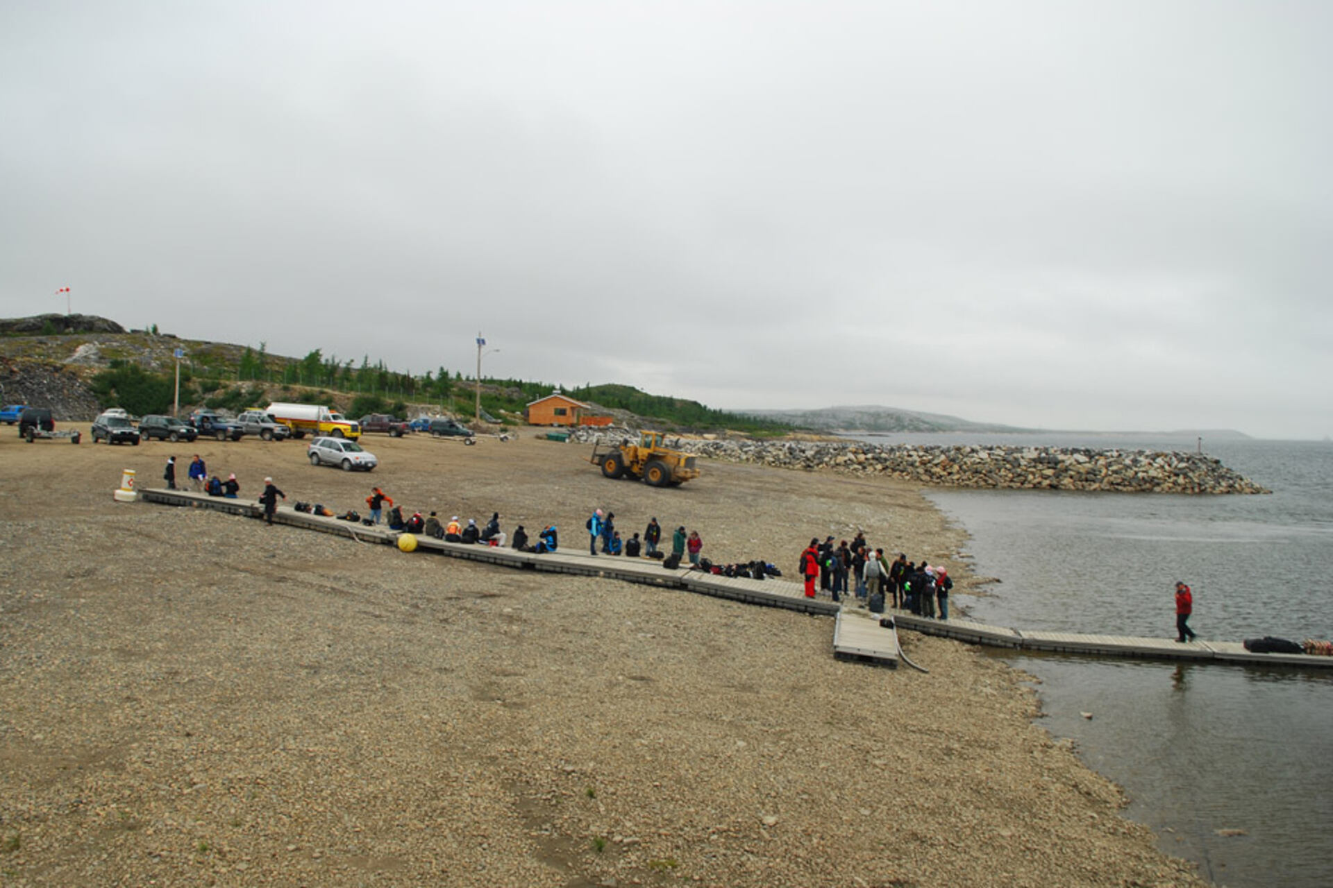 Québec del Nord: regione remota del Nunavik in cui tecnologie verdi, abitazioni adattate e cooperazione indigena trasformano l’infrastruttura in un modello di resilienza e partecipazione comunitaria