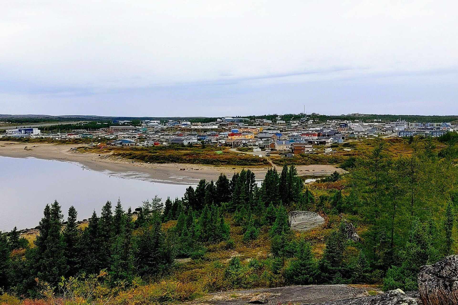 Québec del Nord: regione remota del Nunavik in cui tecnologie verdi, abitazioni adattate e cooperazione indigena trasformano l’infrastruttura in un modello di resilienza e partecipazione comunitaria