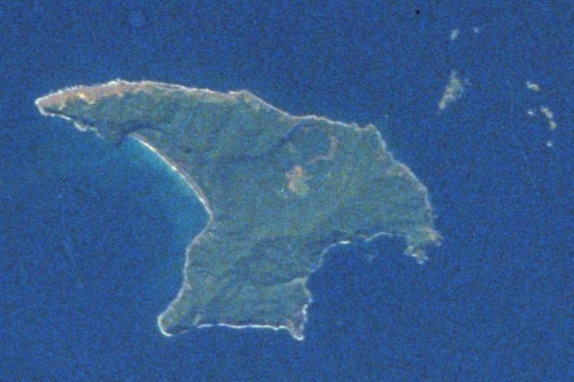 Rangitāhua: scenario naturale di rara bellezza e laboratorio vivente di biodiversità marina, dove politiche ambientali e conoscenze indigene cercano un equilibrio duraturo