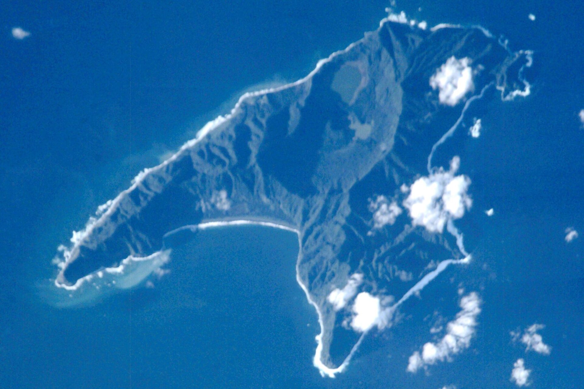 Rangitāhua: scenario naturale di rara bellezza e laboratorio vivente di biodiversità marina, dove politiche ambientali e conoscenze indigene cercano un equilibrio duraturo