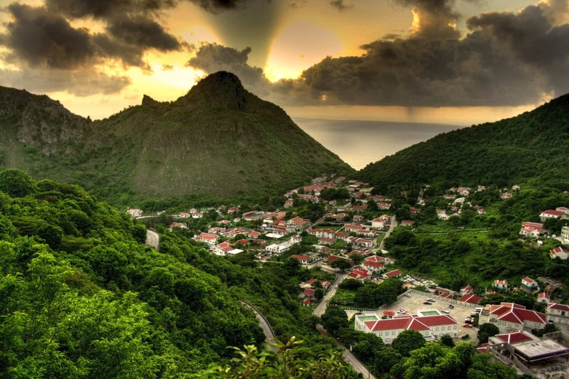 Nel cuore dei Caraibi, Saba unisce natura e innovazione: l’isola olandese di 13 km quadri punta su energia pulita, tutela del mare e coinvolgimento della comunità come modello globale di sostenibilità