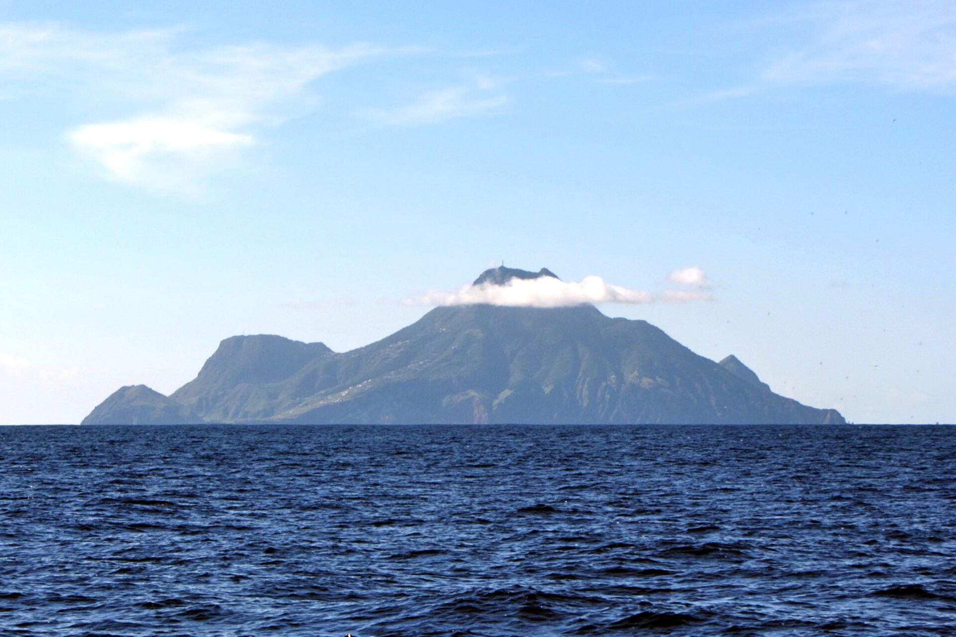 Saba: un’isola dei Caraibi olandesi di 13 km quadrati diventa modello di resilienza: energia pulita, turismo responsabile e comunità per un futuro sostenibile