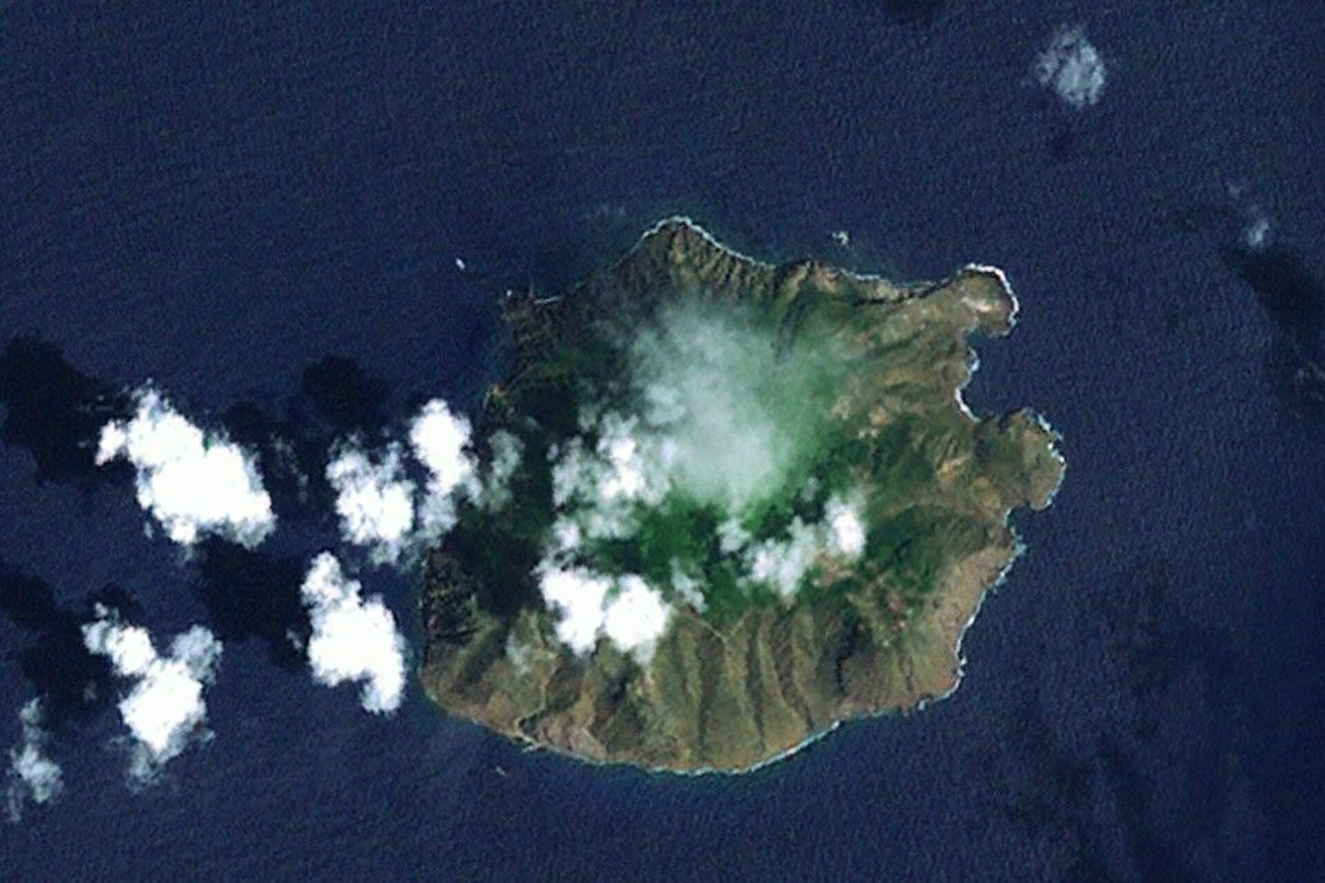 Saba: un’isola dei Caraibi olandesi di 13 km quadrati diventa modello di resilienza: energia pulita, turismo responsabile e comunità per un futuro sostenibile