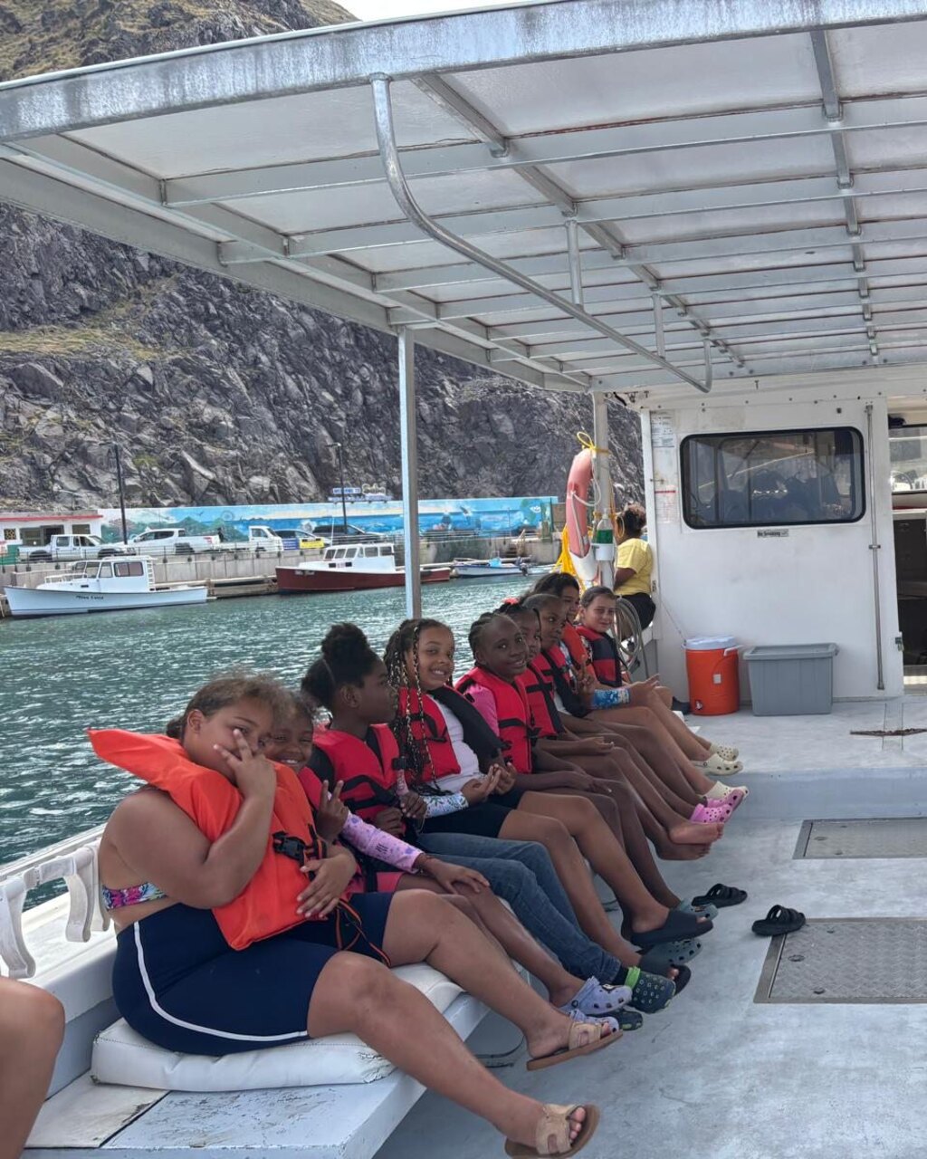 Saba, “regina incontaminata” dei Caraibi, dimostra come un’isola di 13 km quadrati possa guidare con progetti di energia rinnovabile, turismo a basso impatto e iniziative locali per un futuro sostenibile