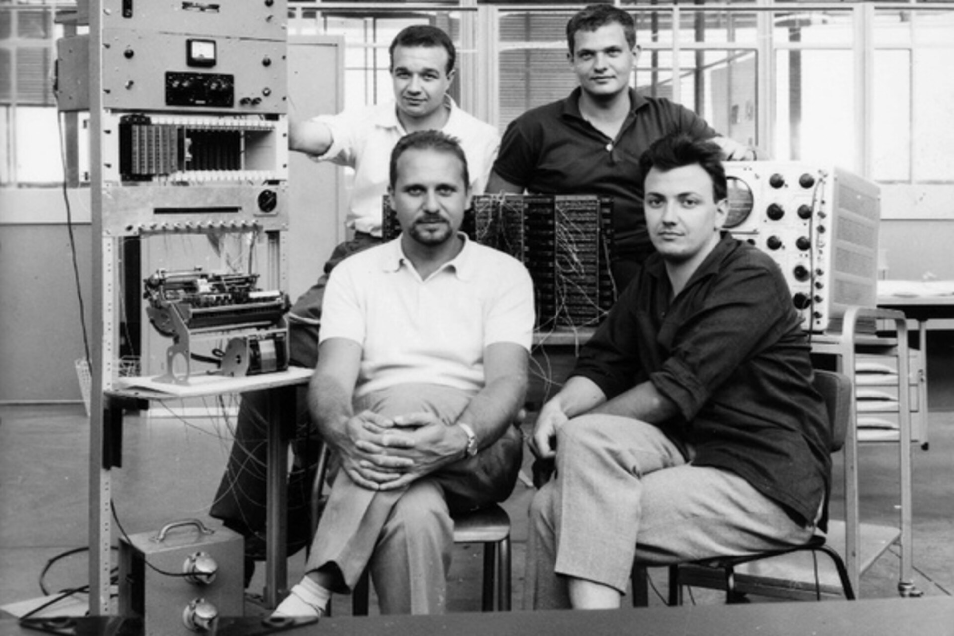 Olivetti P101: primo computer personale al mondo, progettato a Ivrea nel 1965 da Pier Giorgio Perotto; fu simbolo dell’innovazione tecnologica italiana e precursore dell’informatica moderna