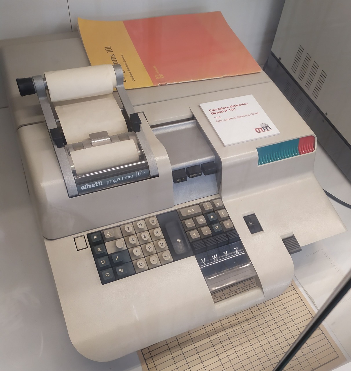 Olivetti P101: innovazione italiana che unì ingegneria e design in una macchina da scrivania compatta, esempio pionieristico di computer personale con memoria portatile
