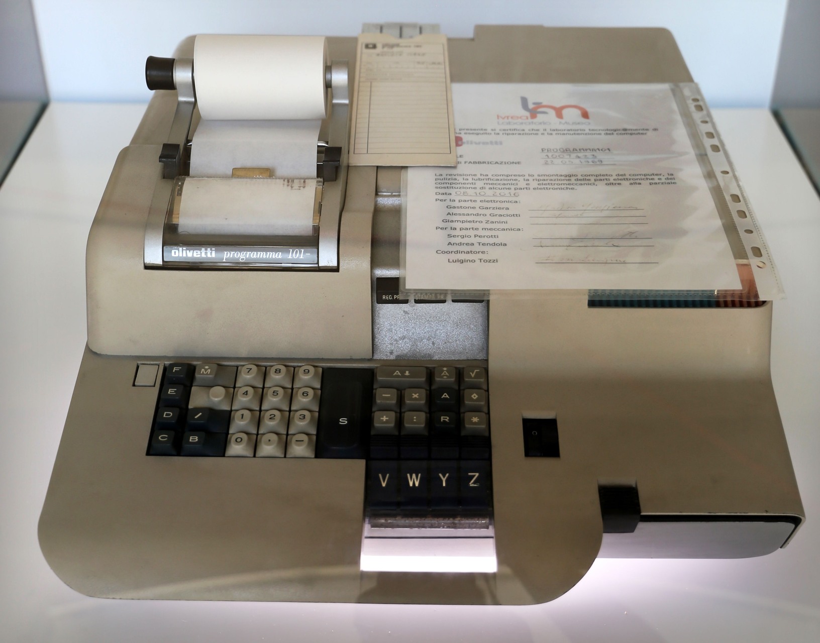 Olivetti P101: calcolatore programmabile ideato negli Anni 60 a Ivrea, icona del design industriale e della creatività italiana, oggi esposto nei musei della scienza e della tecnologia
