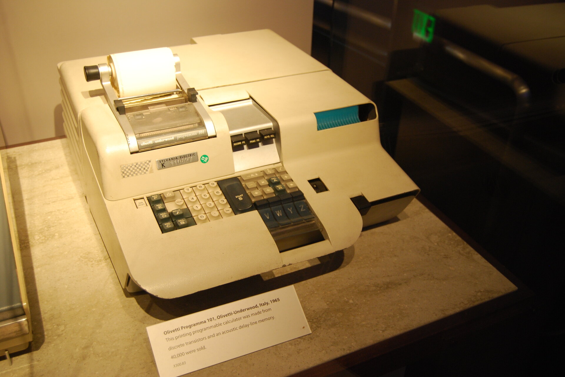 Olivetti P101: calcolatore programmabile ideato negli Anni 60 a Ivrea, icona del design industriale e della creatività italiana, oggi esposto nei musei della scienza e della tecnologia