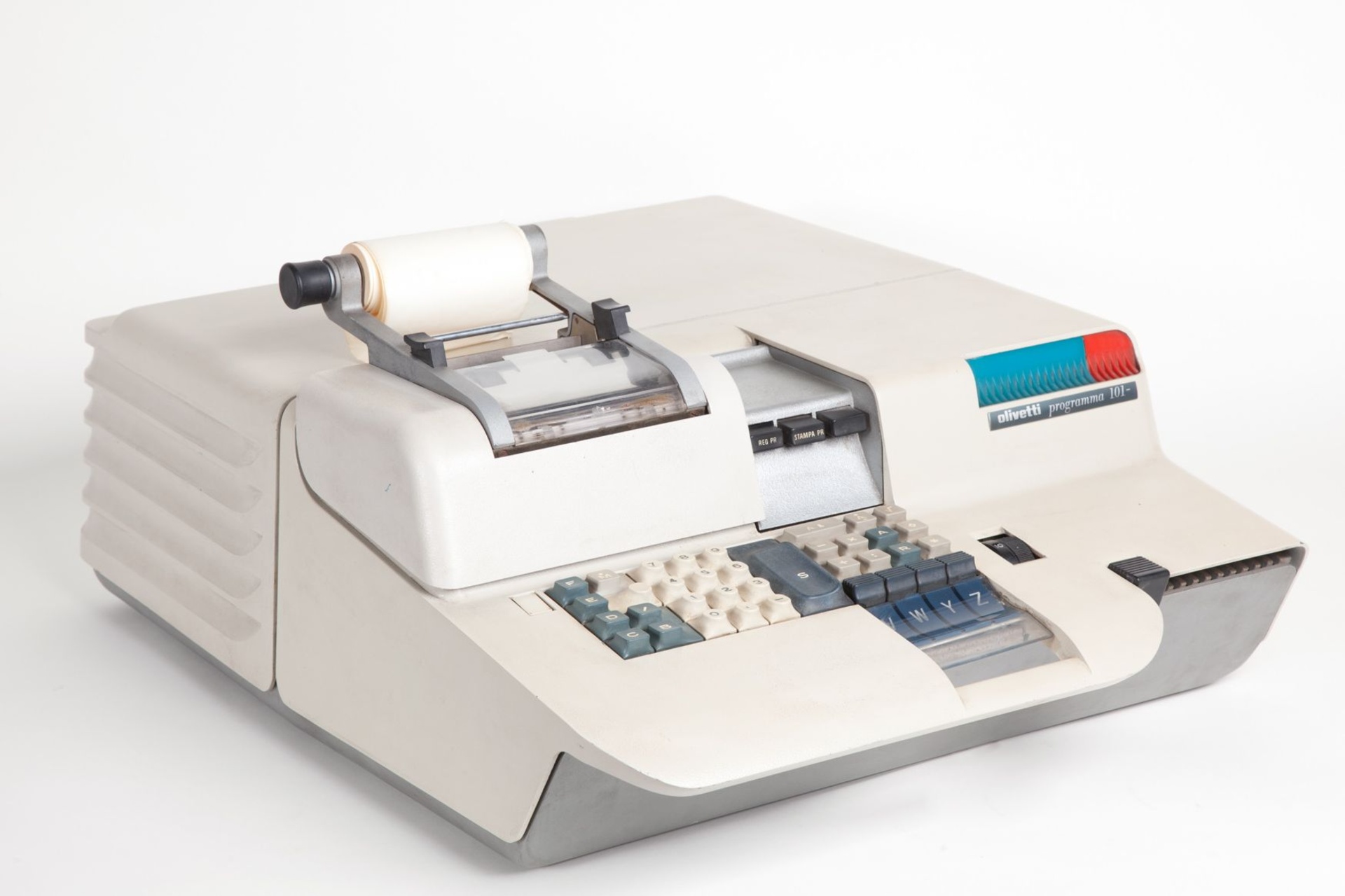 Olivetti P101: la Programma 101 rivoluzionò la storia dei computer con design elegante, memoria magnetica e semplicità d’uso: nata in Italia, anticipò l’era del personal computing