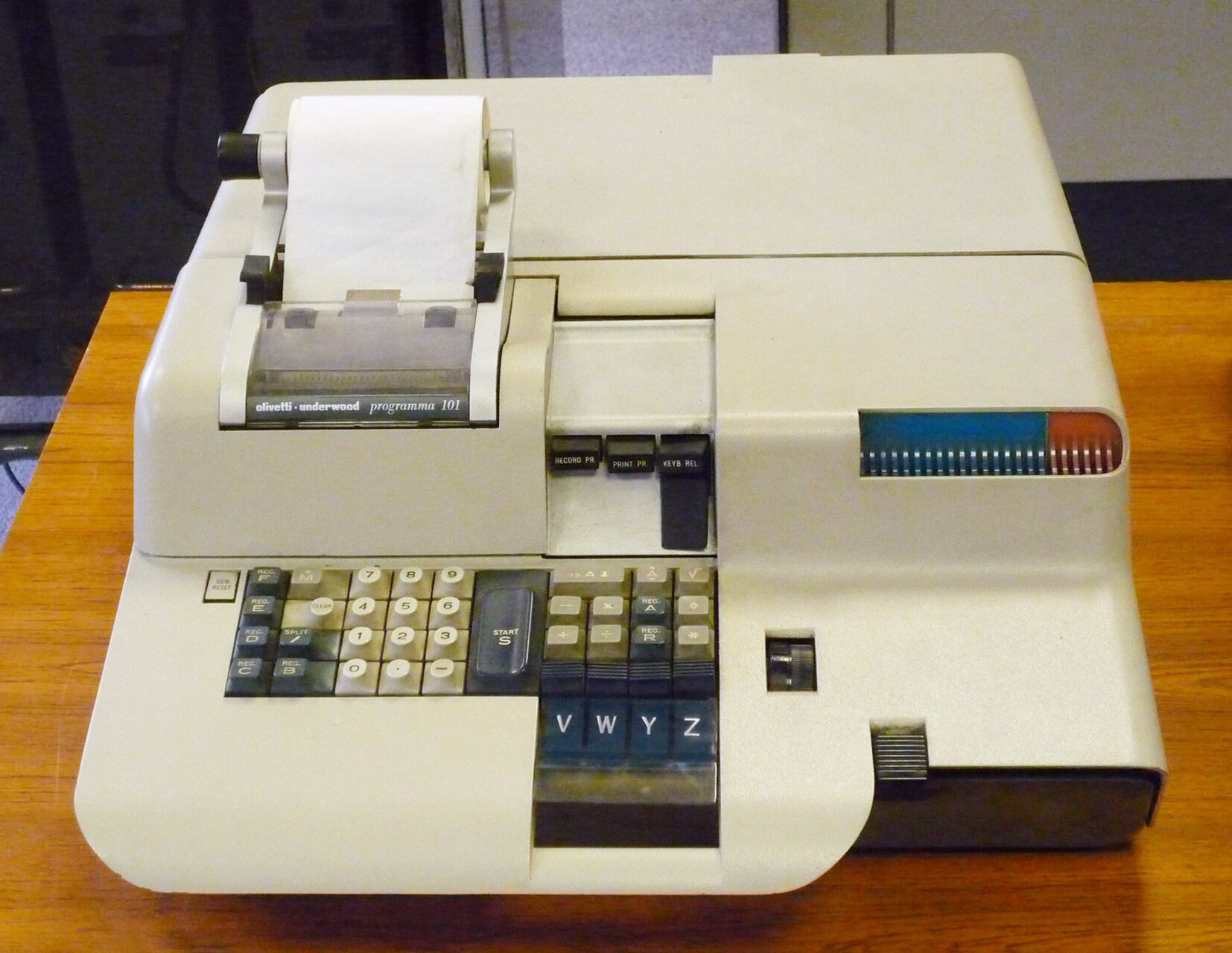 Olivetti P101: primo computer personale al mondo, progettato a Ivrea nel 1965 da Pier Giorgio Perotto; fu simbolo dell’innovazione tecnologica italiana e precursore dell’informatica moderna