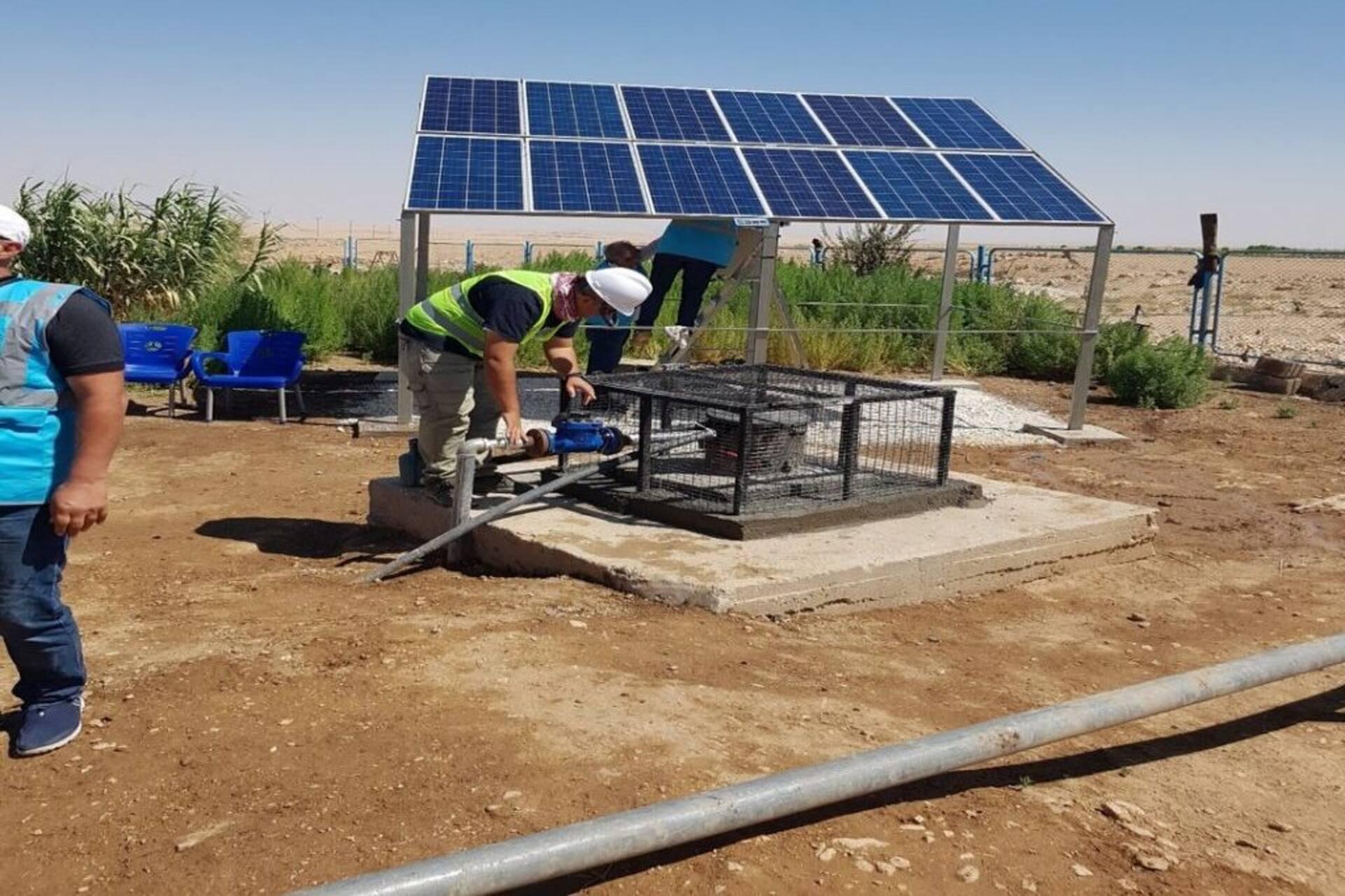 In Siria progetti a energia solare e modelli comunitari cercano di superare l’impatto della crisi climatica e delle infrastrutture idriche danneggiate, offrendo nuove prospettive di sostenibilità rurale