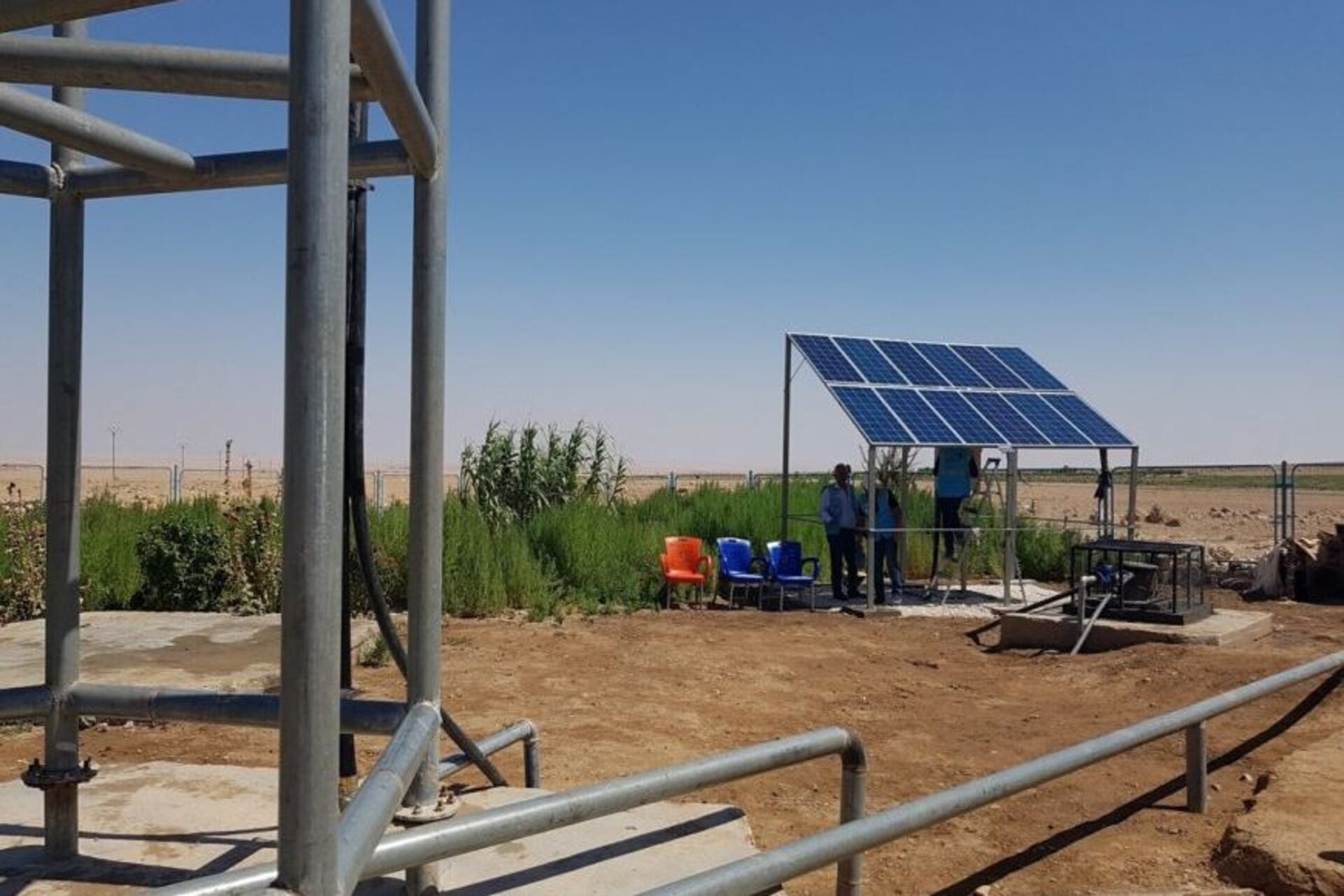 Siria tra crisi climatica e reti danneggiate, iniziative solari e comunitarie sperimentano soluzioni innovative per trasformare la scarsità d’acqua in un’opportunità di resilienza agricola e sociale