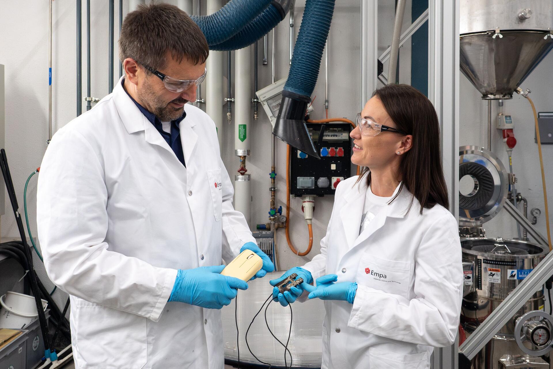 Ricercatori dell’EMPA mostrano dispositivi e componenti elettronici realizzati con materiali naturali, evidenziando i progressi dell’elettronica verde e della ricerca sui biopolimeri