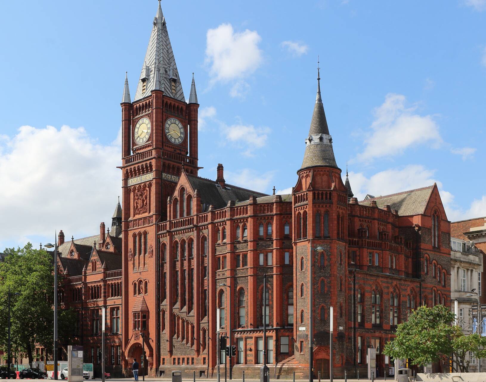 Liverpool e la luce quantistica: il Victoria Building dell’Università di Liverpool, luogo simbolo della nuova fisica applicata e dell’eredità innovatrice della rivoluzione industriale inglese