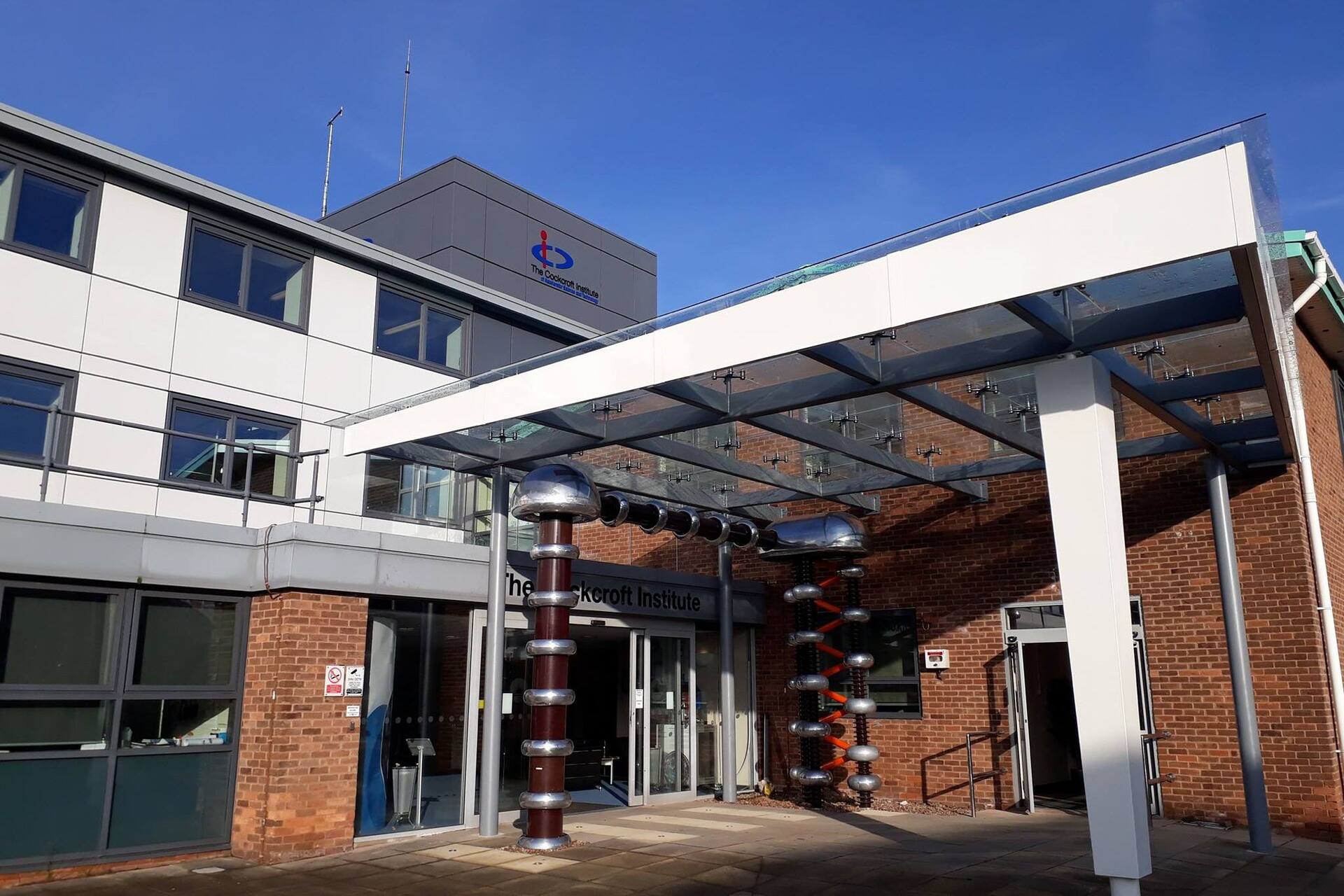 Liverpool e la luce quantistica: la sede del Cockcroft Institute nel campus Sci-Tech Daresbury, centro di ricerca britannico dedicato alla fisica degli acceleratori e alla fotonica avanzata