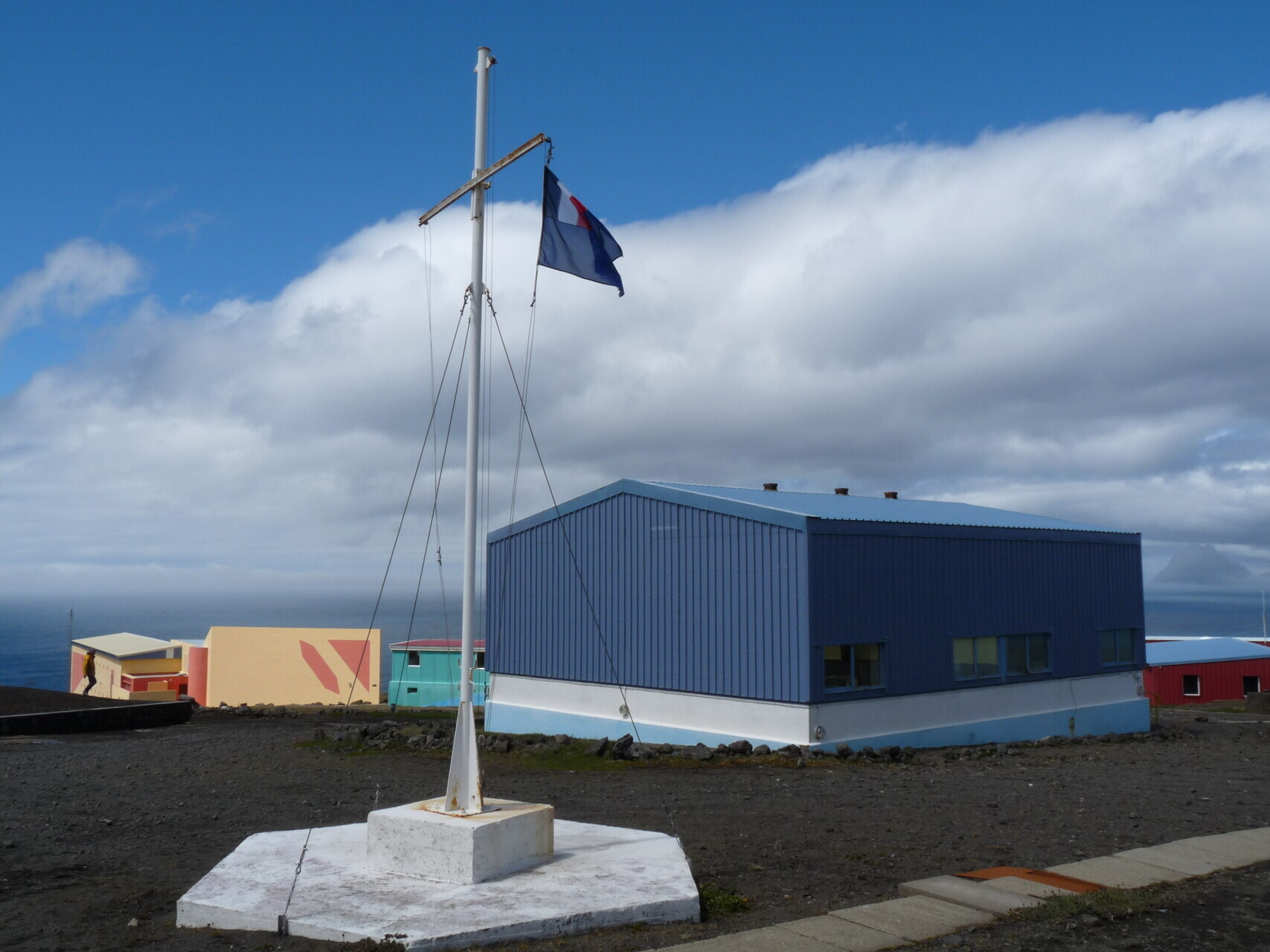 Alfred-Faure: base sub-antartica della Francia utilizzata per studi su fauna, clima e geofisica, collegata a Réunion tramite la nave Marion Dufresne e reti di cooperazione scientifica