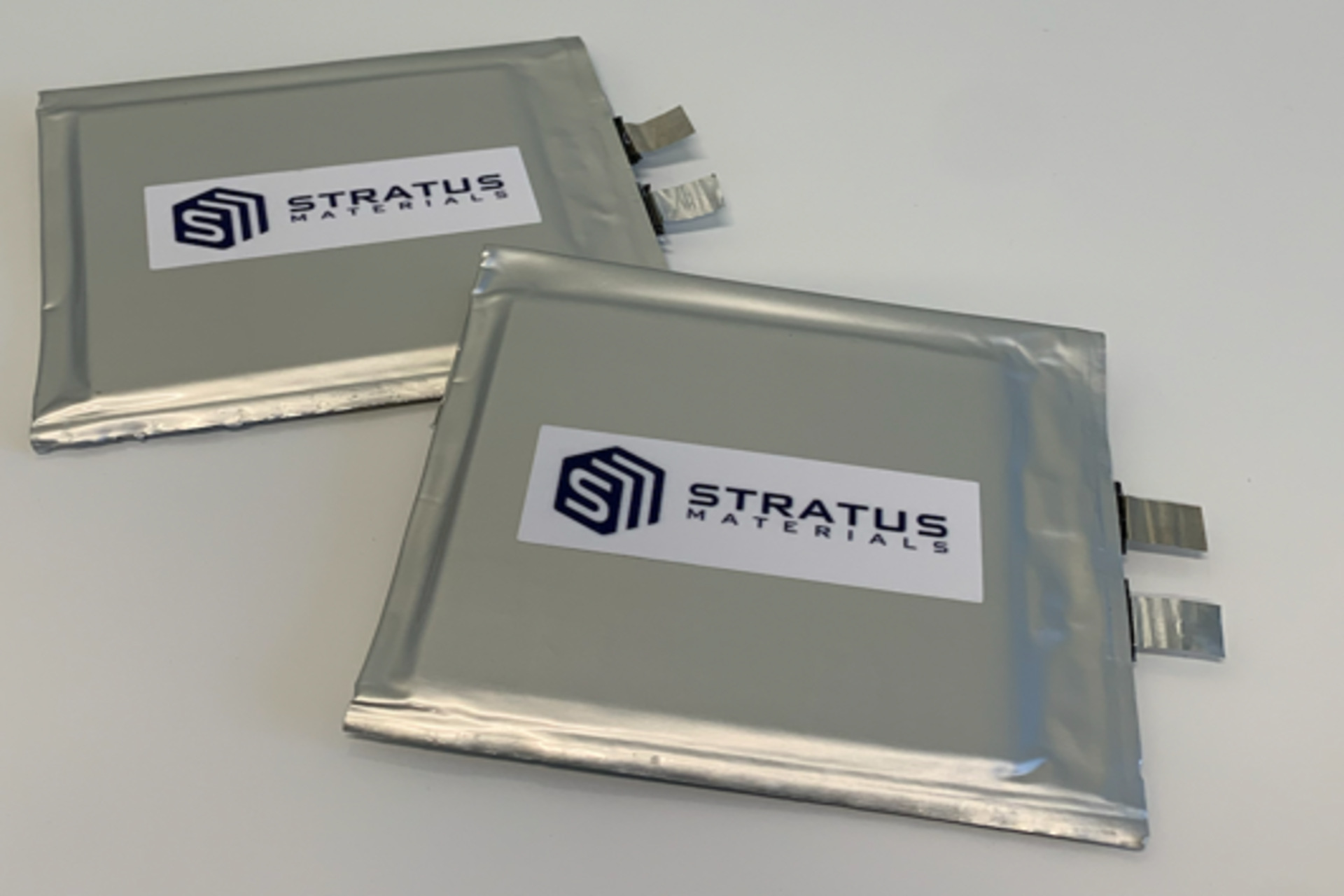 Ampere e Stratus: partnership internazionale per sviluppare batterie senza cobalto ad alta densità energetica, riducendo costi, impatto ambientale e complessità nella filiera della mobilità elettrica