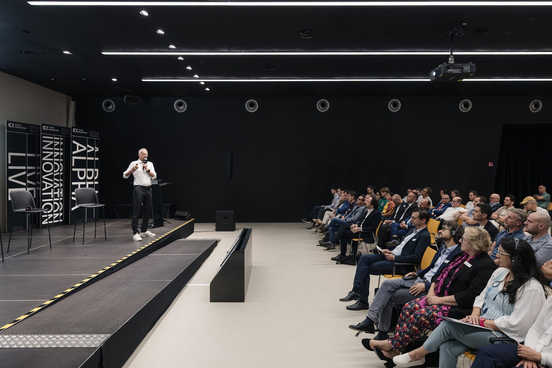 Relatore sul palco del NOI Techpark di Bolzano durante Alpha Innovation Live 2025, evento dedicato al metodo Alpha e alle strategie per un’innovazione aperta e collaborativa nel cuore dell’Alto Adige