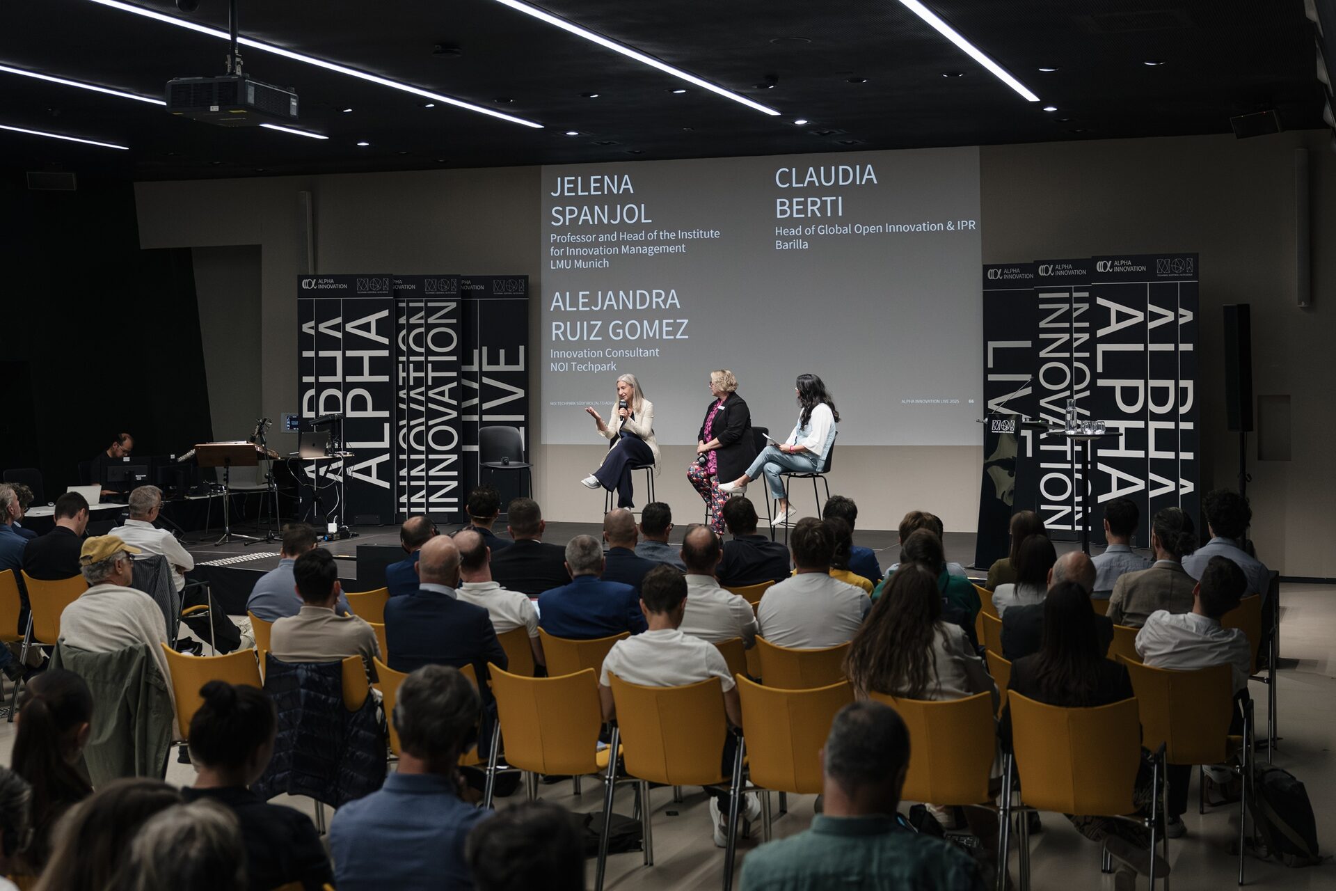 Le relatrici Jelena Spanjol, Alejandra Ruiz Gomez e Claudia Berti durante la tavola rotonda di Alpha Innovation Live al NOI Techpark, confronto tra accademia e industria sulle sfide dell’innovazione