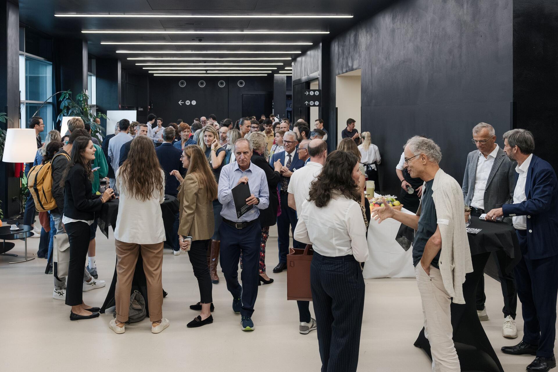 Partecipanti e relatori in dialogo nel vestibolo del NOI Techpark di Bolzano, tra momenti di networking, scambio di idee e confronto sulle opportunità dell’innovazione radicale e sostenibile