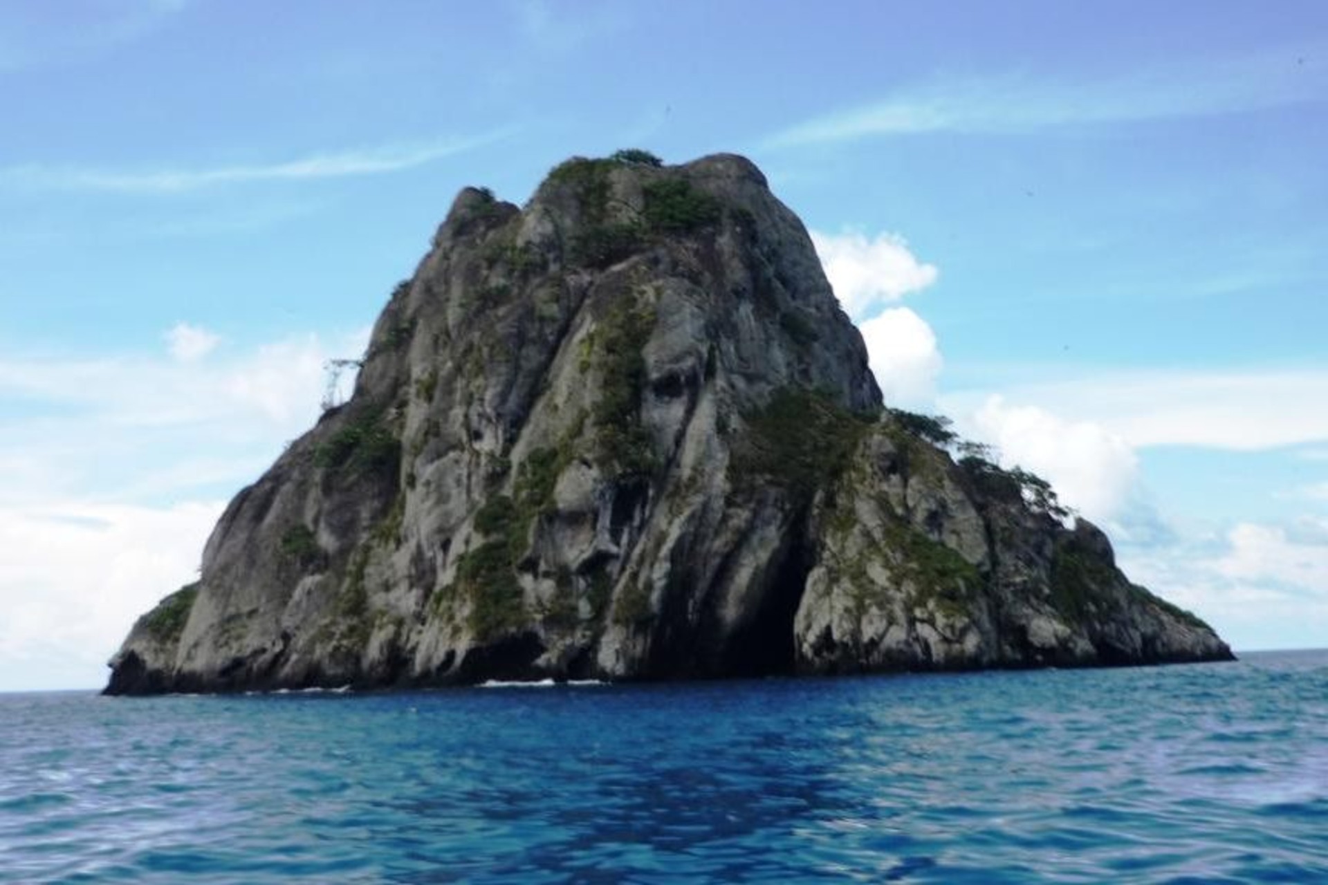 Cocos Island: ecosistema marino protetto nel Pacifico orientale, patrimonio UNESCO e laboratorio naturale per biodiversità, conservazione ambientale, ricerca scientifica e innovazione digitale applicata alla gestione sostenibile delle aree oceaniche