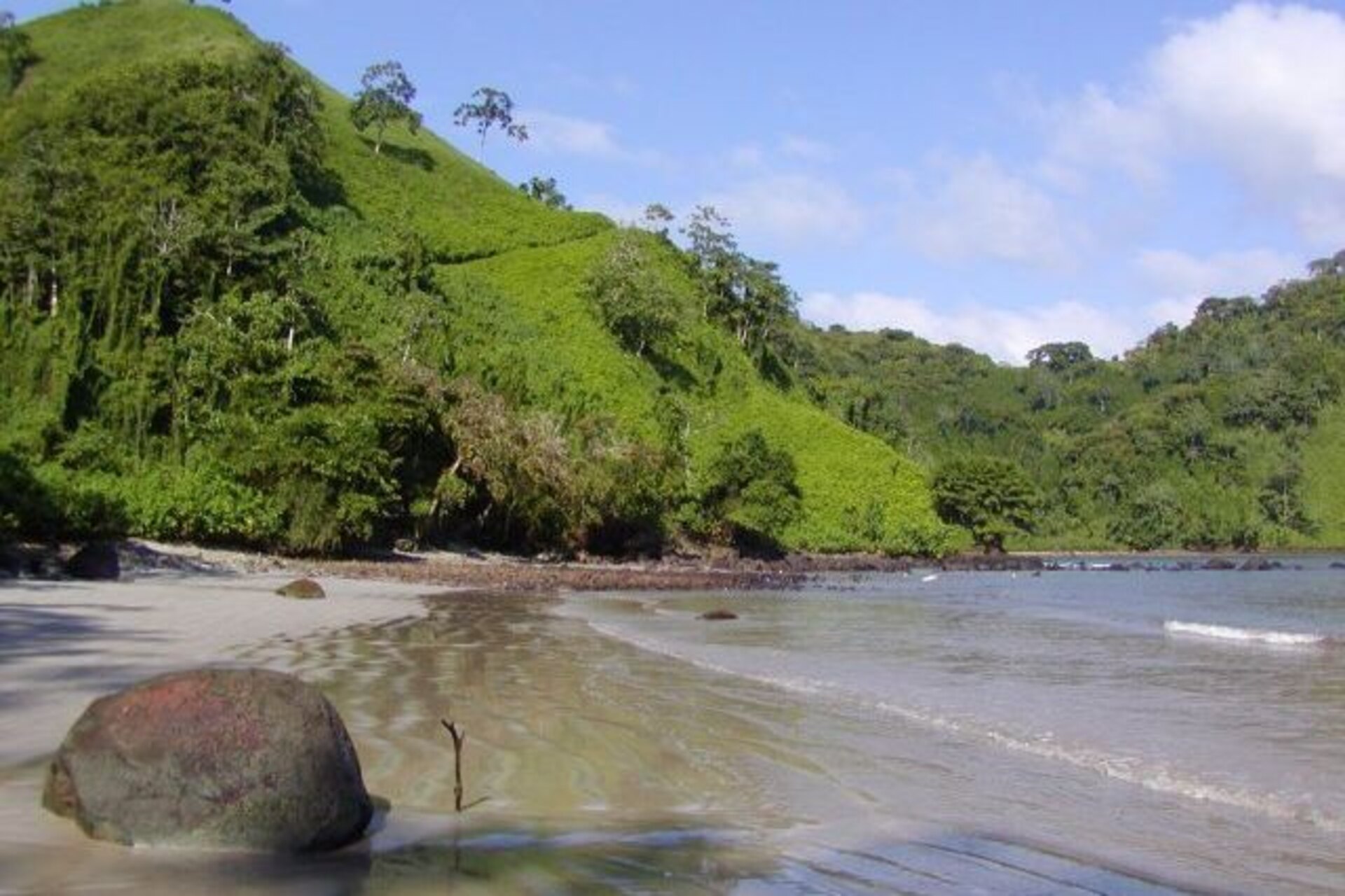 Cocos Island: isola oceanica del Costa Rica al centro di progetti avanzati per tutela marina, monitoraggio ambientale, dati geospaziali e governance sostenibile, con focus su biodiversità, oceani e protezione degli habitat sensibili