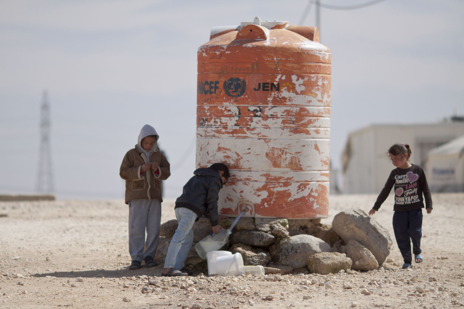 Vita quotidiana nei campi di Zaatari e Azraq, simbolo della resilienza dei rifugiati siriani di fronte alla crisi climatica e dell’impegno dell’UNHCR per soluzioni umanitarie basate sui dati
