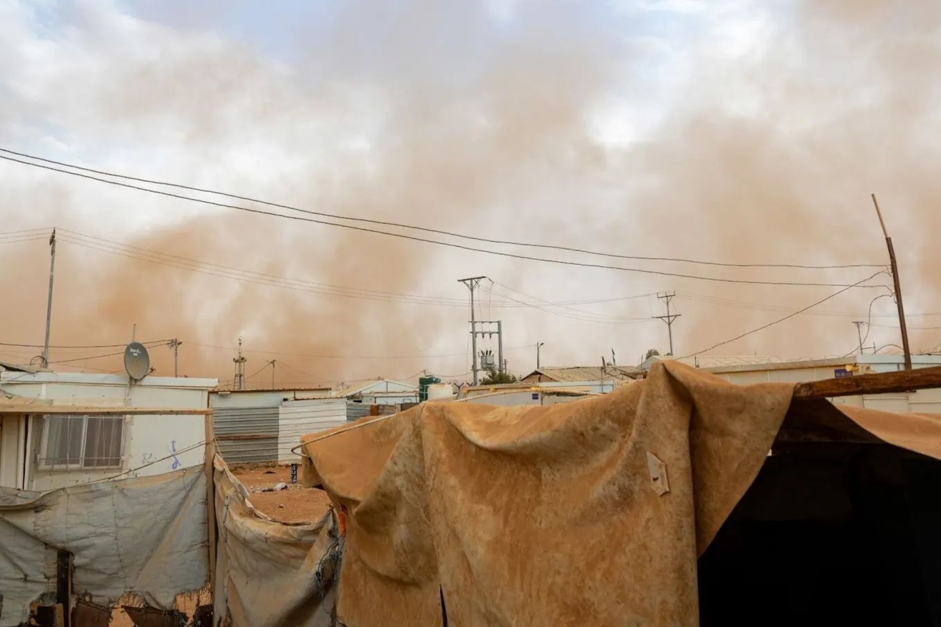 Vita quotidiana nei campi di Zaatari e Azraq, simbolo della resilienza dei rifugiati siriani di fronte alla crisi climatica e dell’impegno dell’UNHCR per soluzioni umanitarie basate sui dati