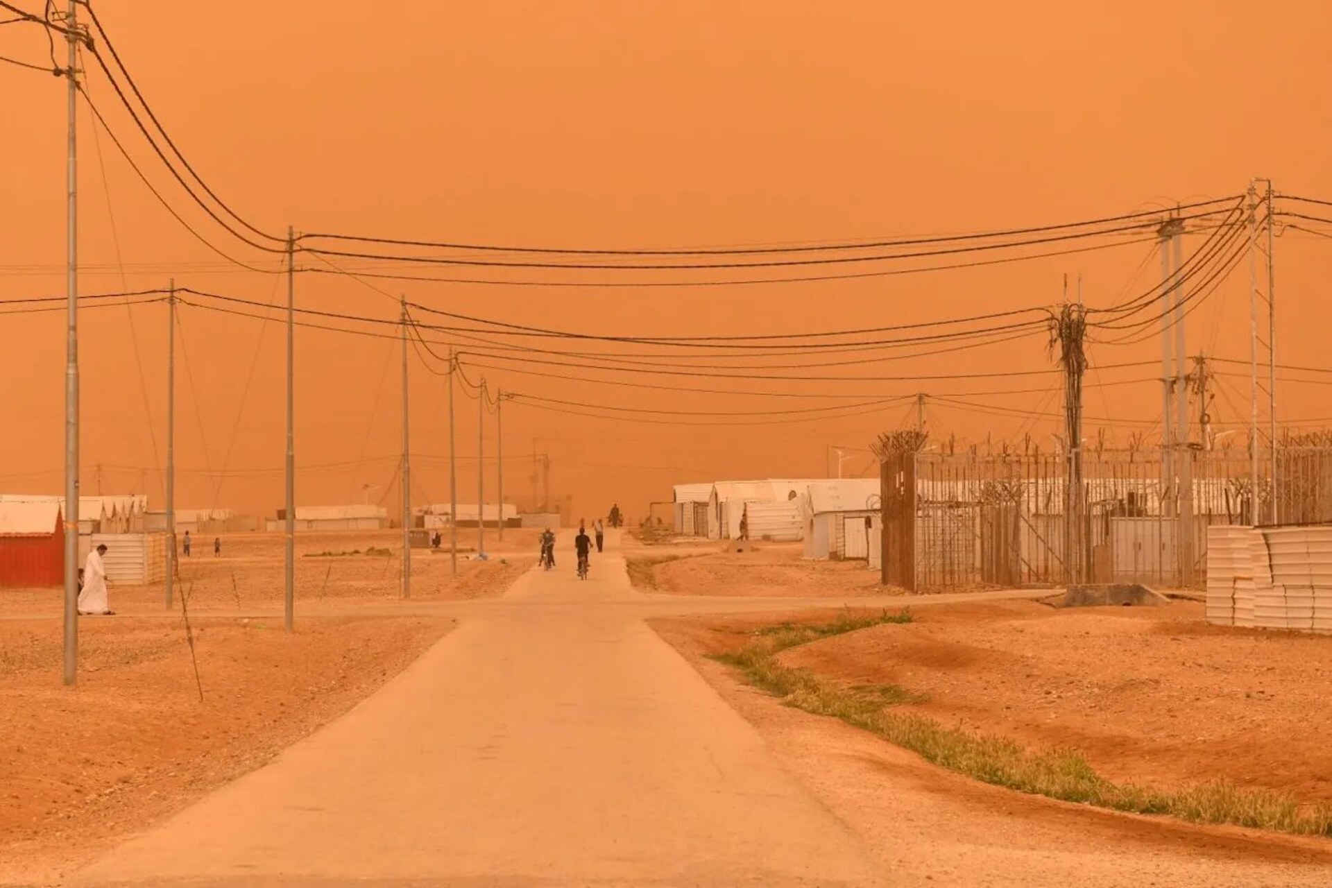 Campi profughi in Giordania colpiti da piogge torrenziali e ondate di calore, dove le comunità siriane collaborano a iniziative di ricostruzione e gestione sostenibile delle risorse idriche