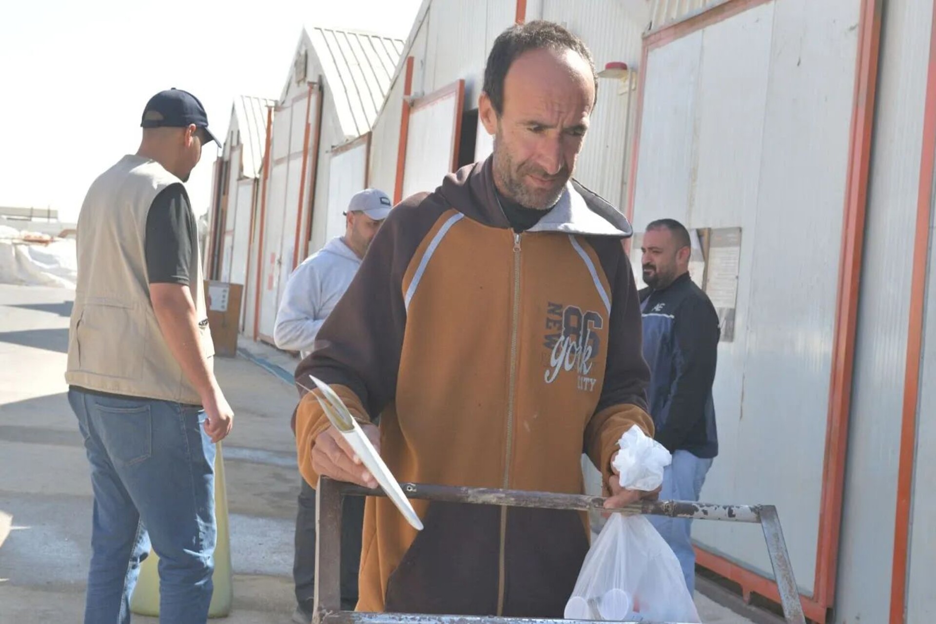 Rifugiati siriani nei campi di Zaatari e Azraq in Giordania affrontano condizioni climatiche estreme e partecipano a progetti innovativi di resilienza e adattamento sostenibile promossi da UNHCR