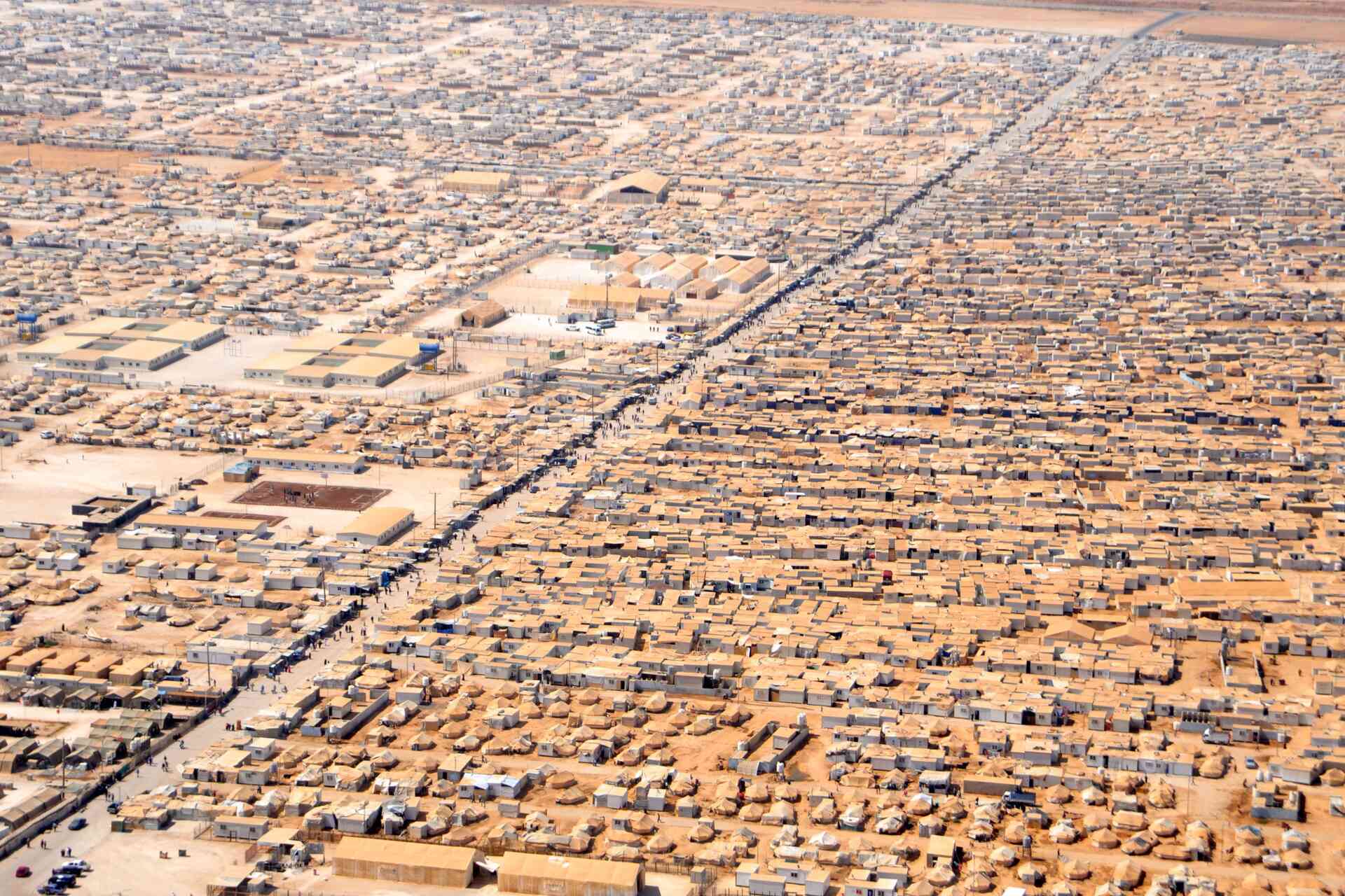Rifugiati siriani nei campi di Zaatari e Azraq in Giordania affrontano condizioni climatiche estreme e partecipano a progetti innovativi di resilienza e adattamento sostenibile promossi da UNHCR