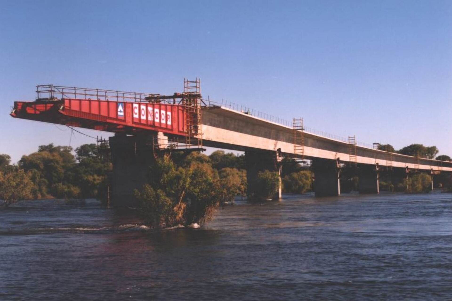 Vista panoramica del ponte di Katima Mulilo sul fiume Zambesi, infrastruttura strategica che collega due sponde in un paesaggio naturale caratterizzato da acqua, vegetazione e mobilità transfrontaliera