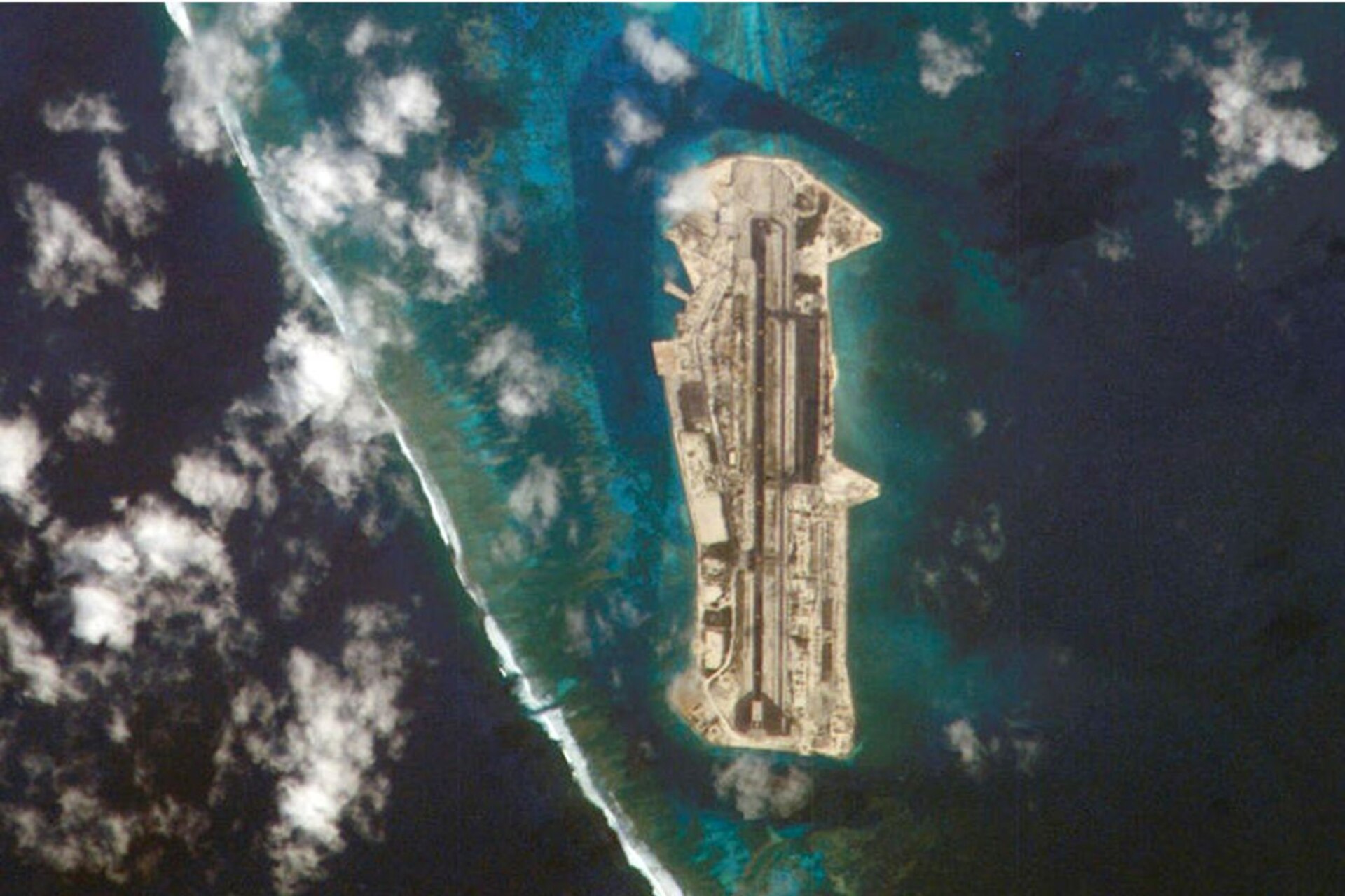 La prova dei veicoli di rientro del programma Rocket Cargo si ferma: l’Air Force sospende il progetto dopo le critiche ambientali sull’Atollo Johnston e valuta siti alternativi