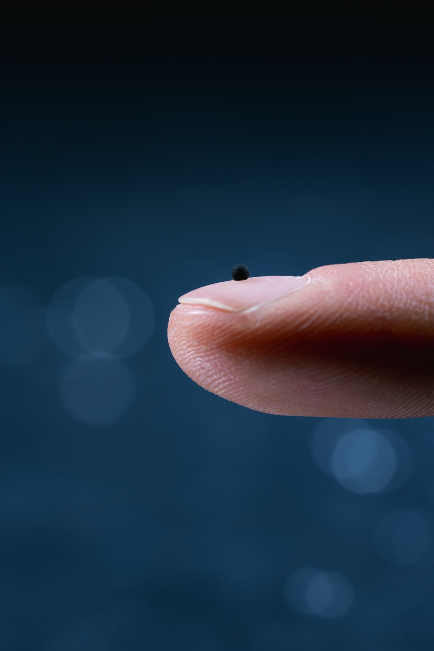 Microrobot magnetici: capsule sferiche di nuova generazione sviluppate per muoversi nei vasi e rilasciare medicinali in modo controllato, migliorando sicurezza ed efficacia delle terapie personalizzate