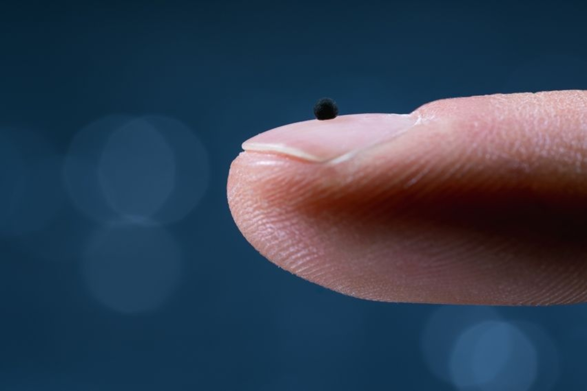 Microrobot magnetici: tecnologia miniaturizzata per la somministrazione mirata dei farmaci, progettata per raggiungere con precisione aree difficili del corpo umano grazie a sistemi avanzati di navigazione